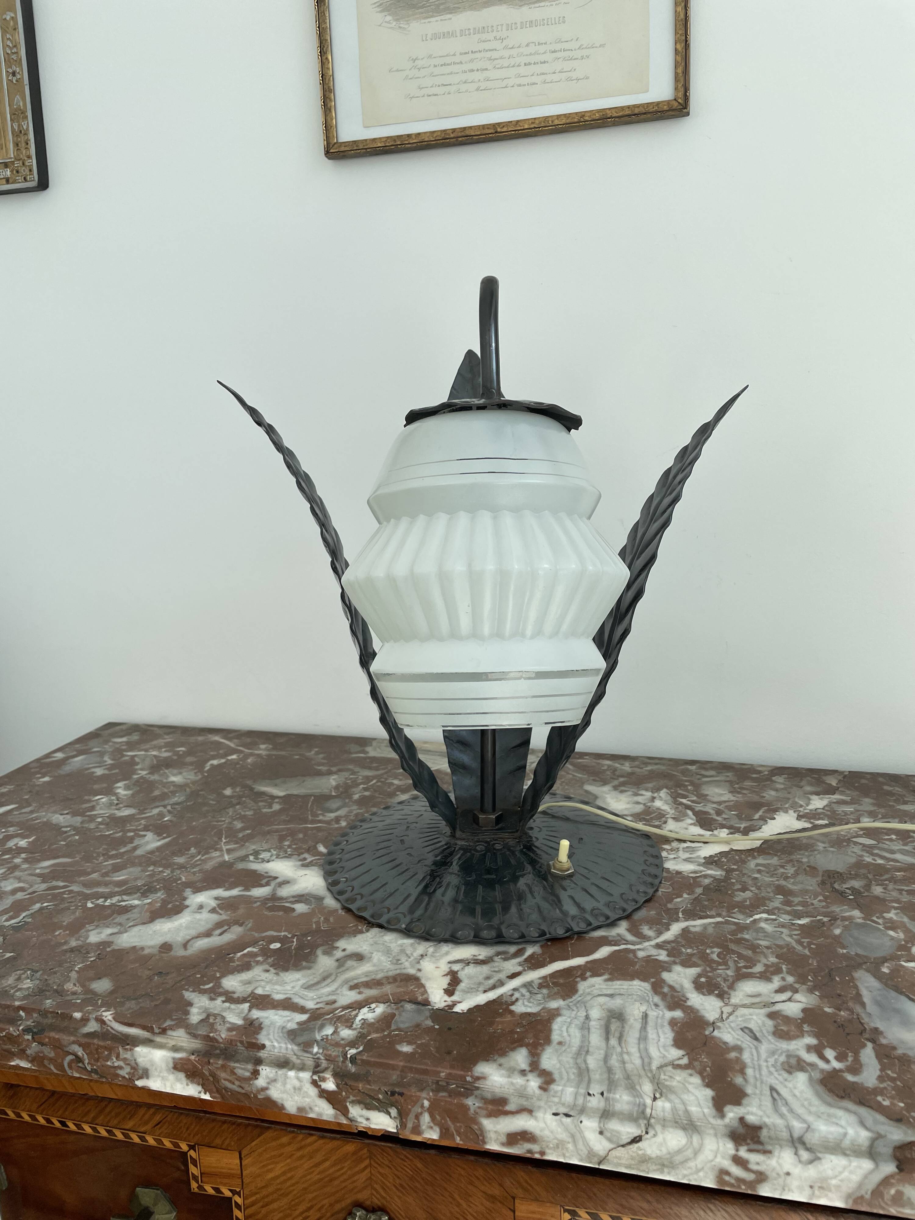 Lampe de style art deco métal travaillé globe en verre - urss