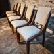Ensemble de 5 chaises de salle à manger françaises mid-century en noyer avec revêtement taupe clair – années 1950