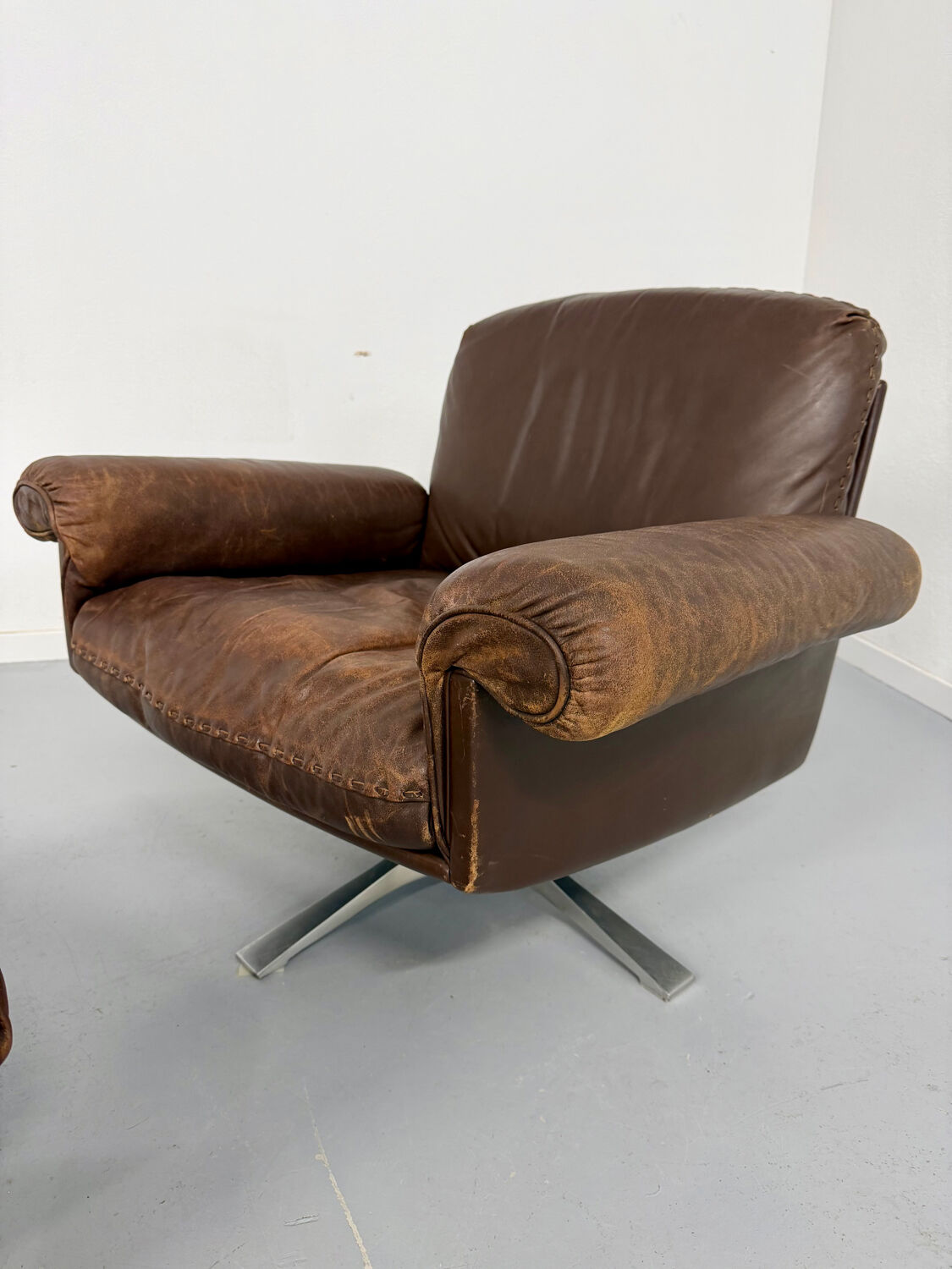 Vintage 70s brown leather ottoman chair design DE SEDE DS-31