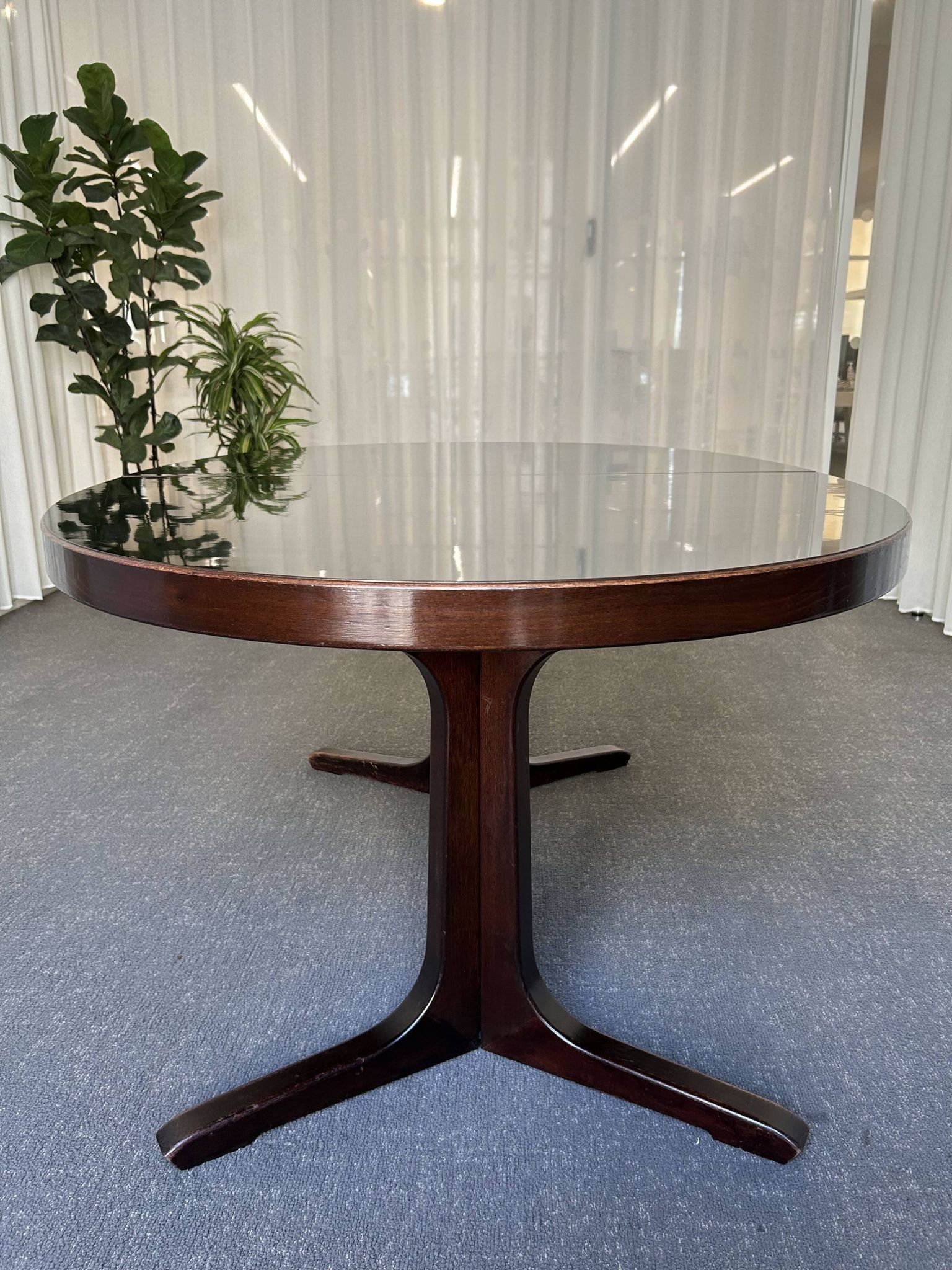 Extendable round table in Baumann style, black lacquered top, pedestal base.