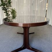 Extendable round table in Baumann style, black lacquered top, pedestal base.
