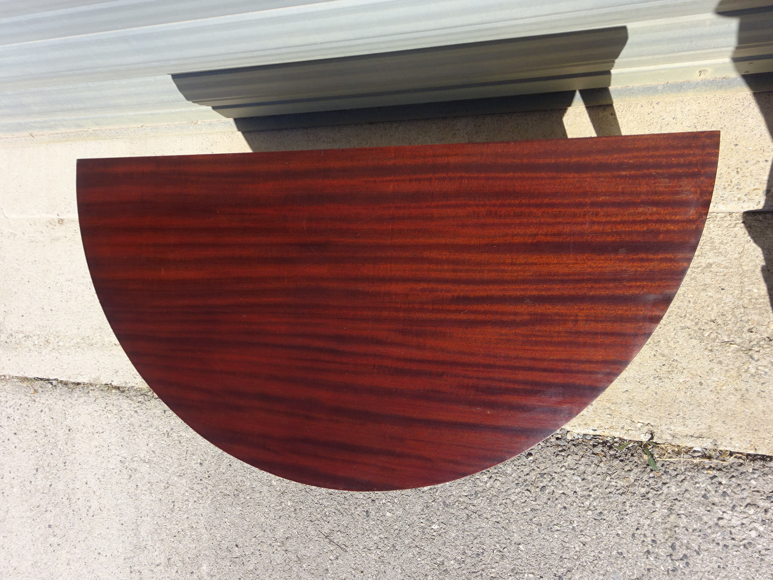 Half-moon console table, extendable in Empire style.
