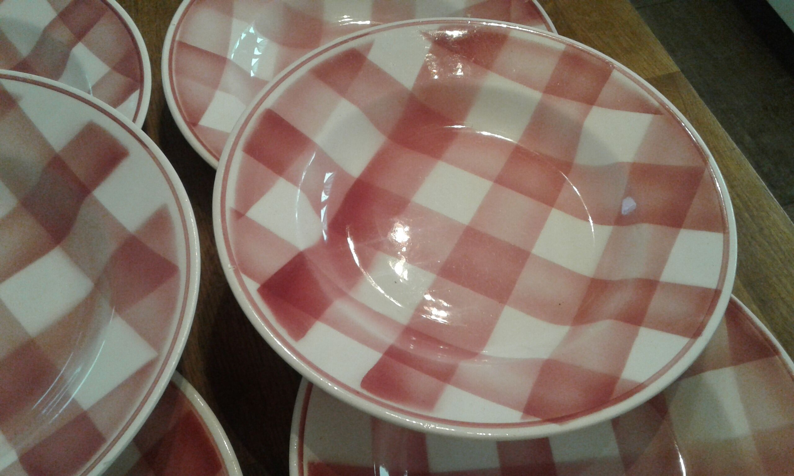 9 hollow plates with red checkers. Givors .vintage