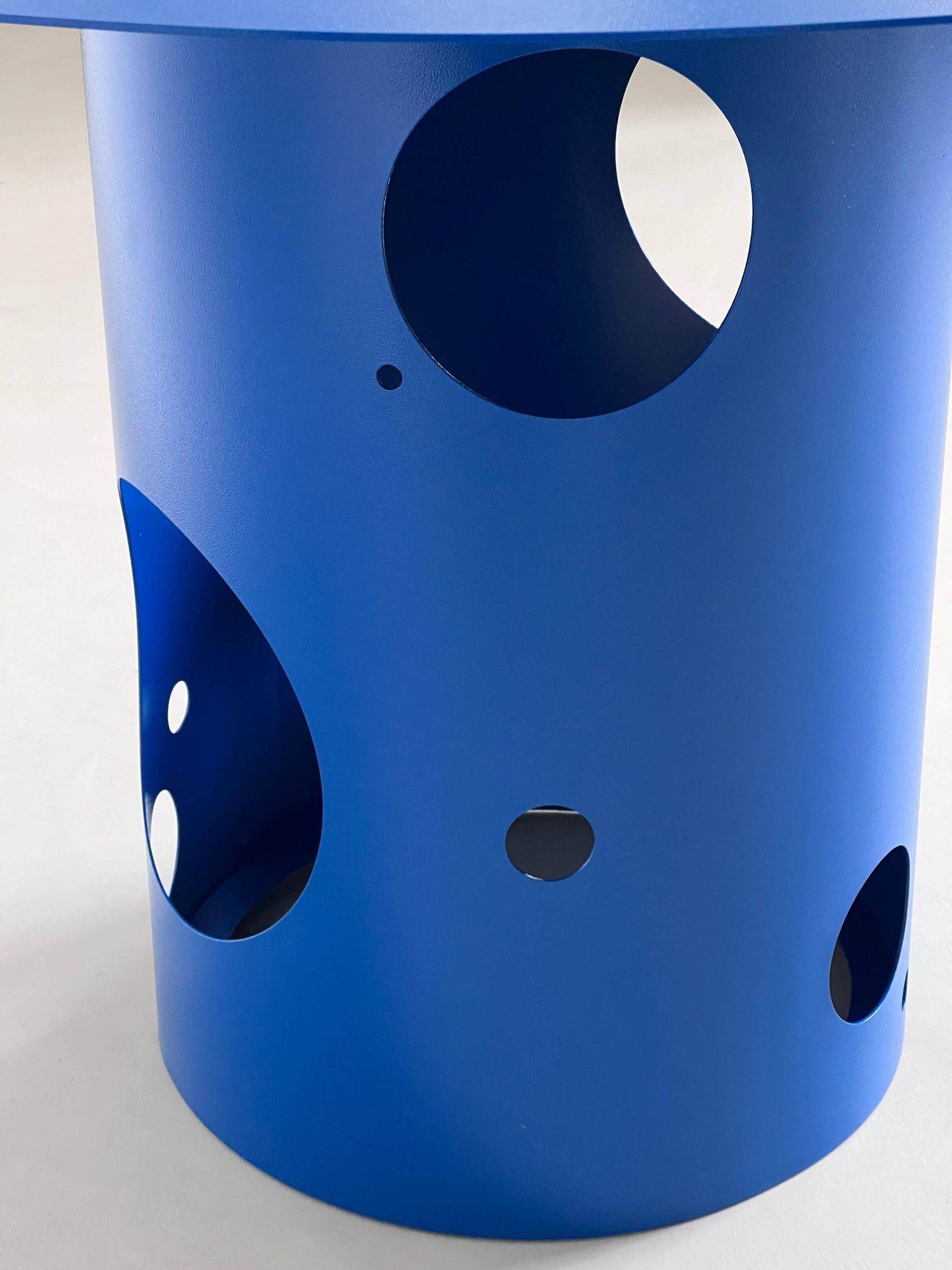 Table de salle à manger italienne contemporaine du XXIe siècle, silos, bleu électrique