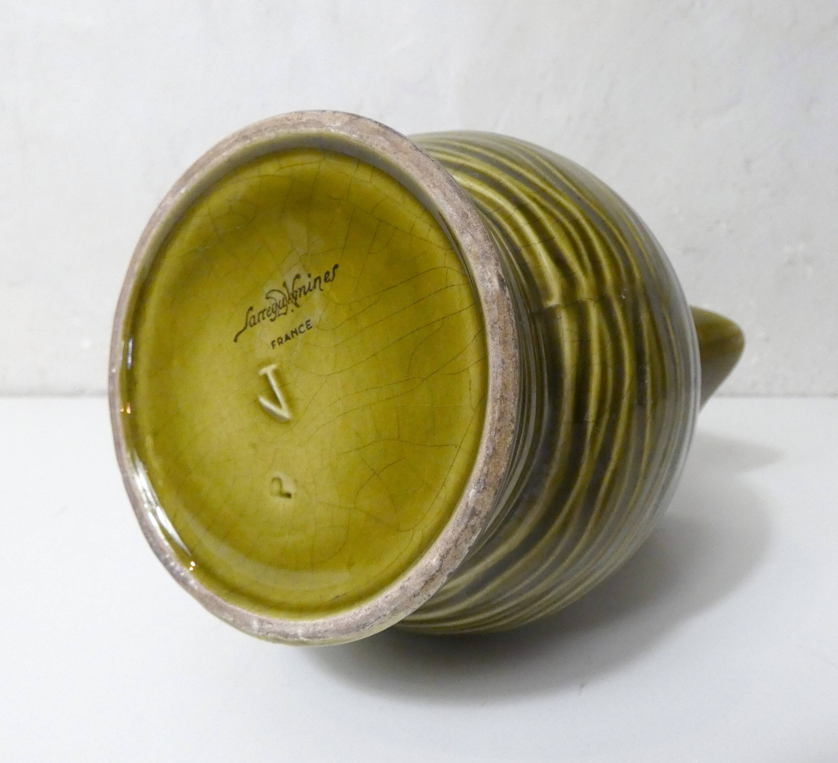 Pichet en barbotine en faïence de Sarreguemines