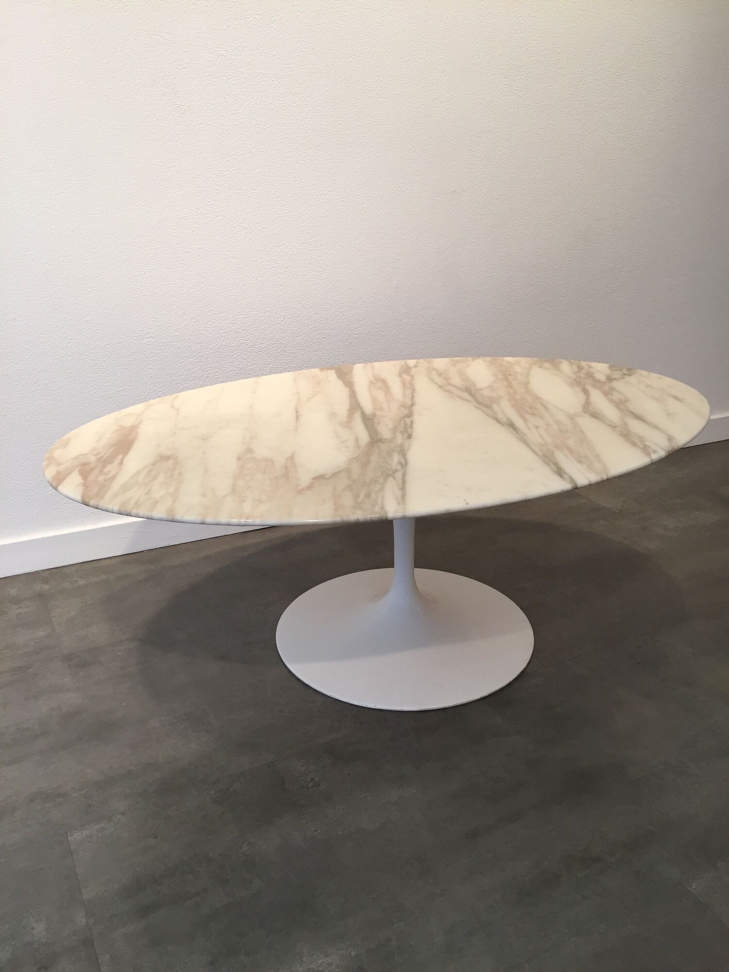 Table Calacatta marble low Eero Saarinen Tulip for Knoll International