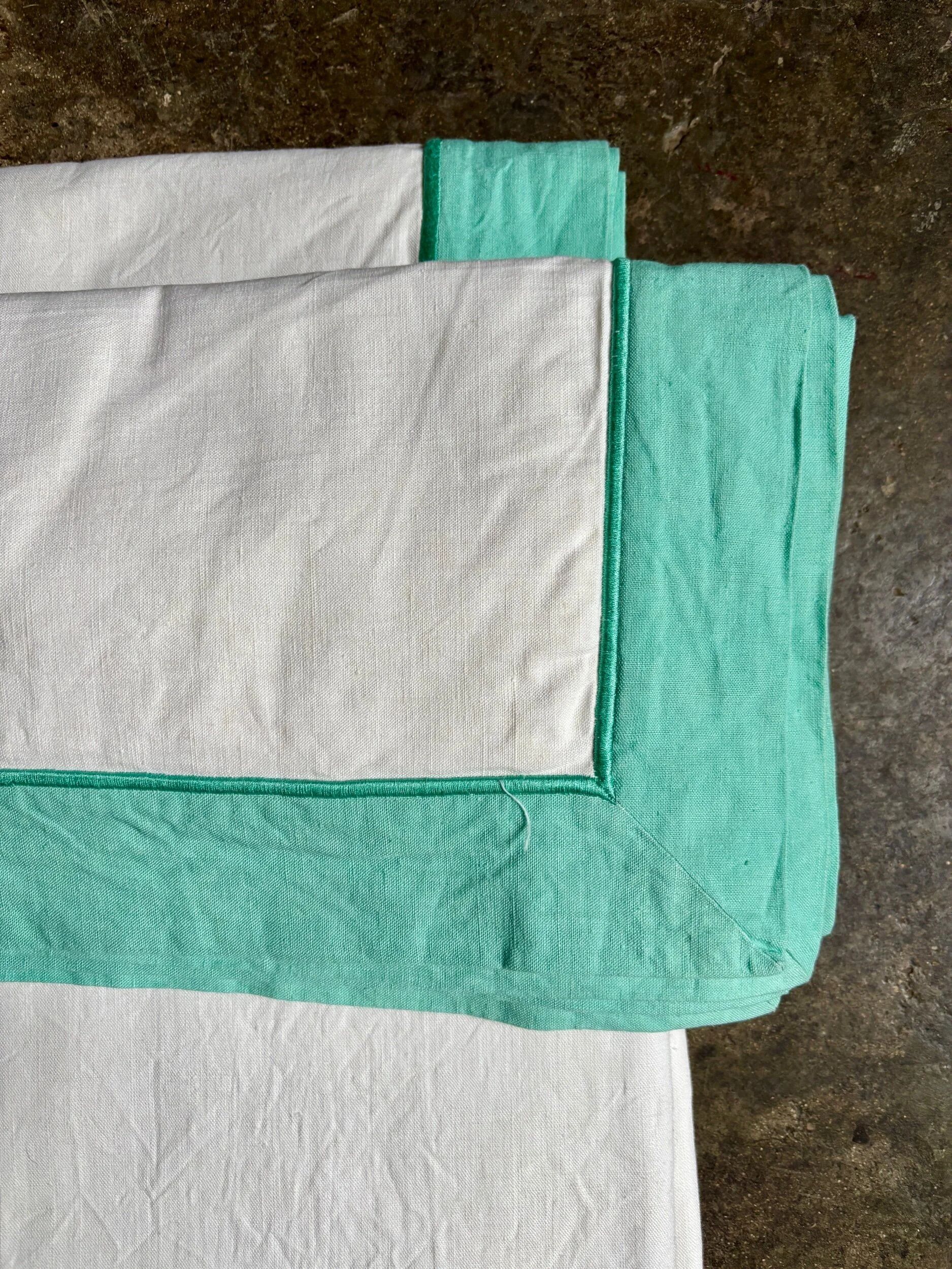 Descamps cotton sheet and pillowcases, green and white ☐ 240 x 340 cm