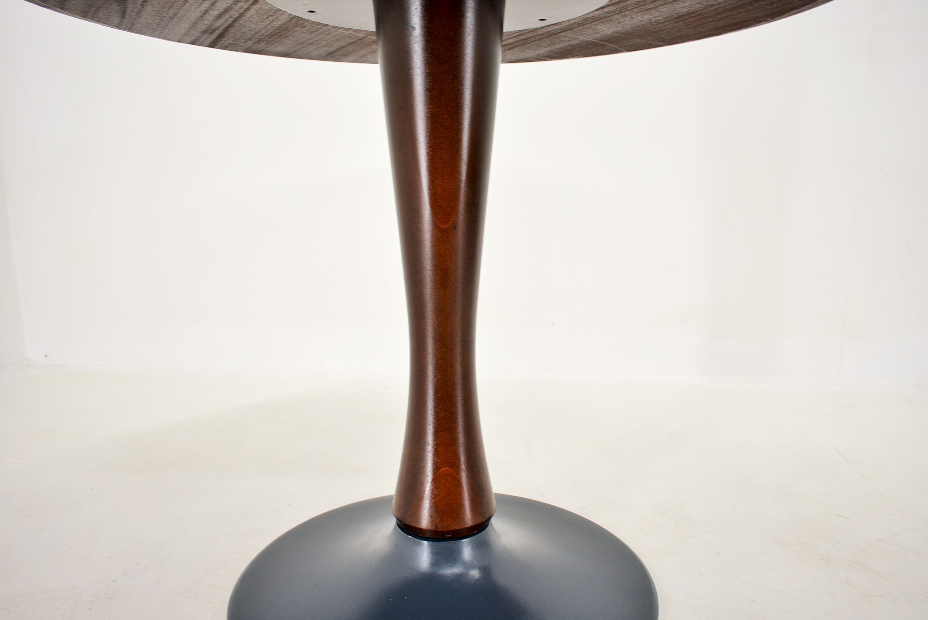 Designed mahogany round dining table, 1969