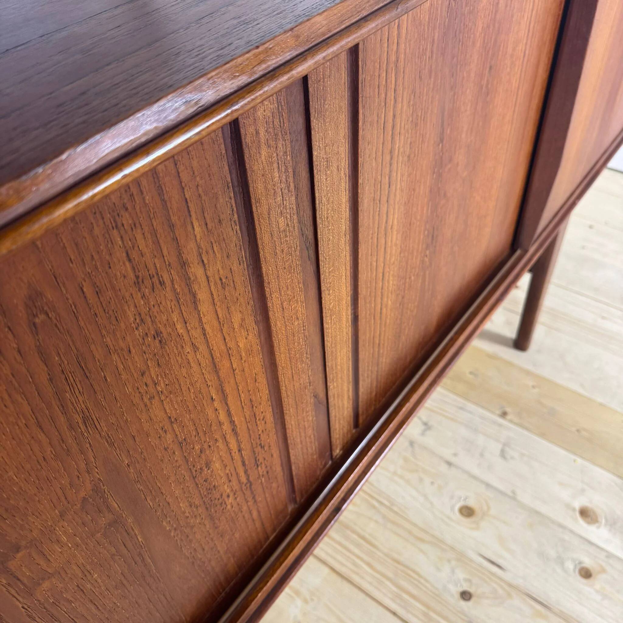 Buffet en teck vintage – design danois des années 1960, style mid-century modern