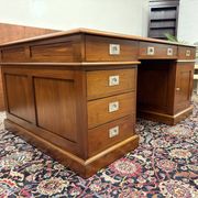 Large Classic English Chesterfield Desk Partnerdesk