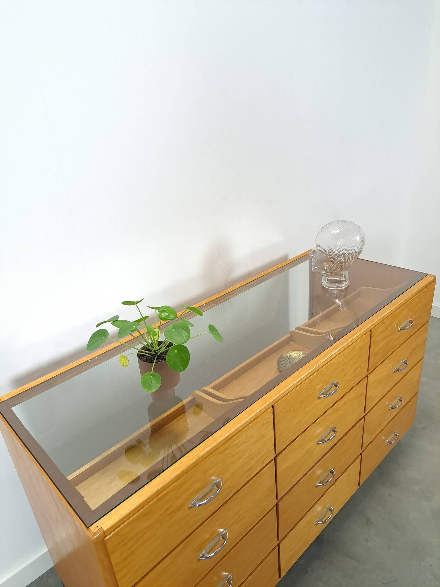 Vitrine de comptoir avec 12 tiroirs et plateau en verre