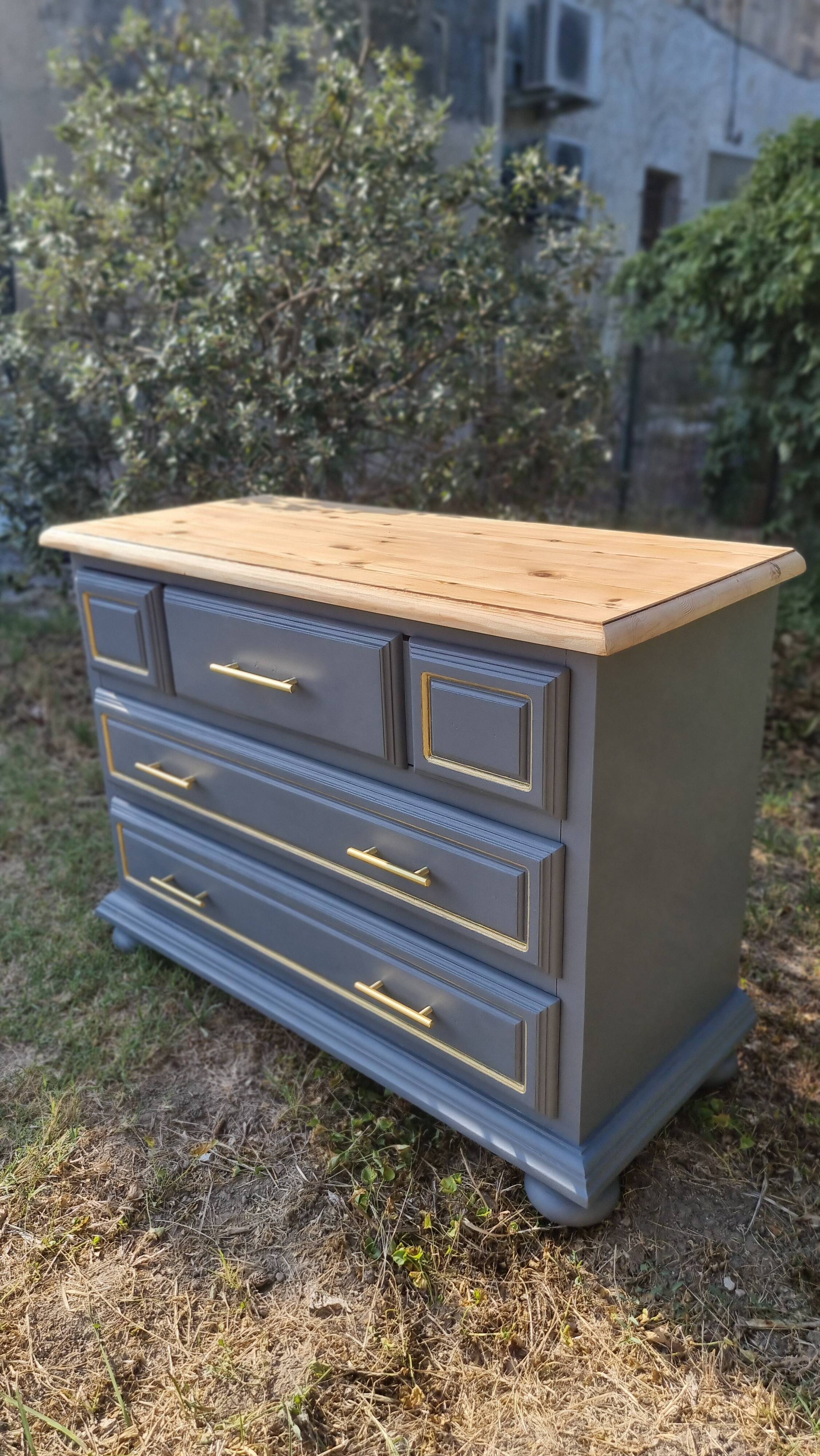 Wooden chest of drawers