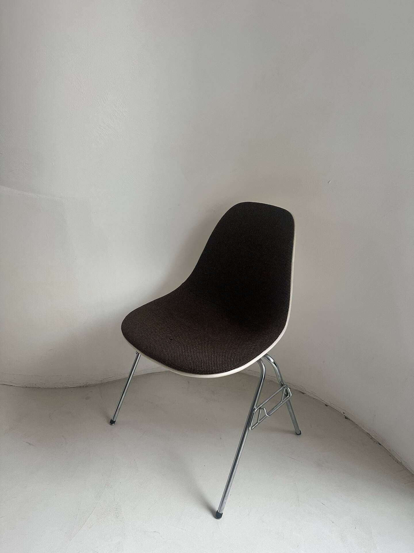 Set of 4 DSS chairs by Herman Miller