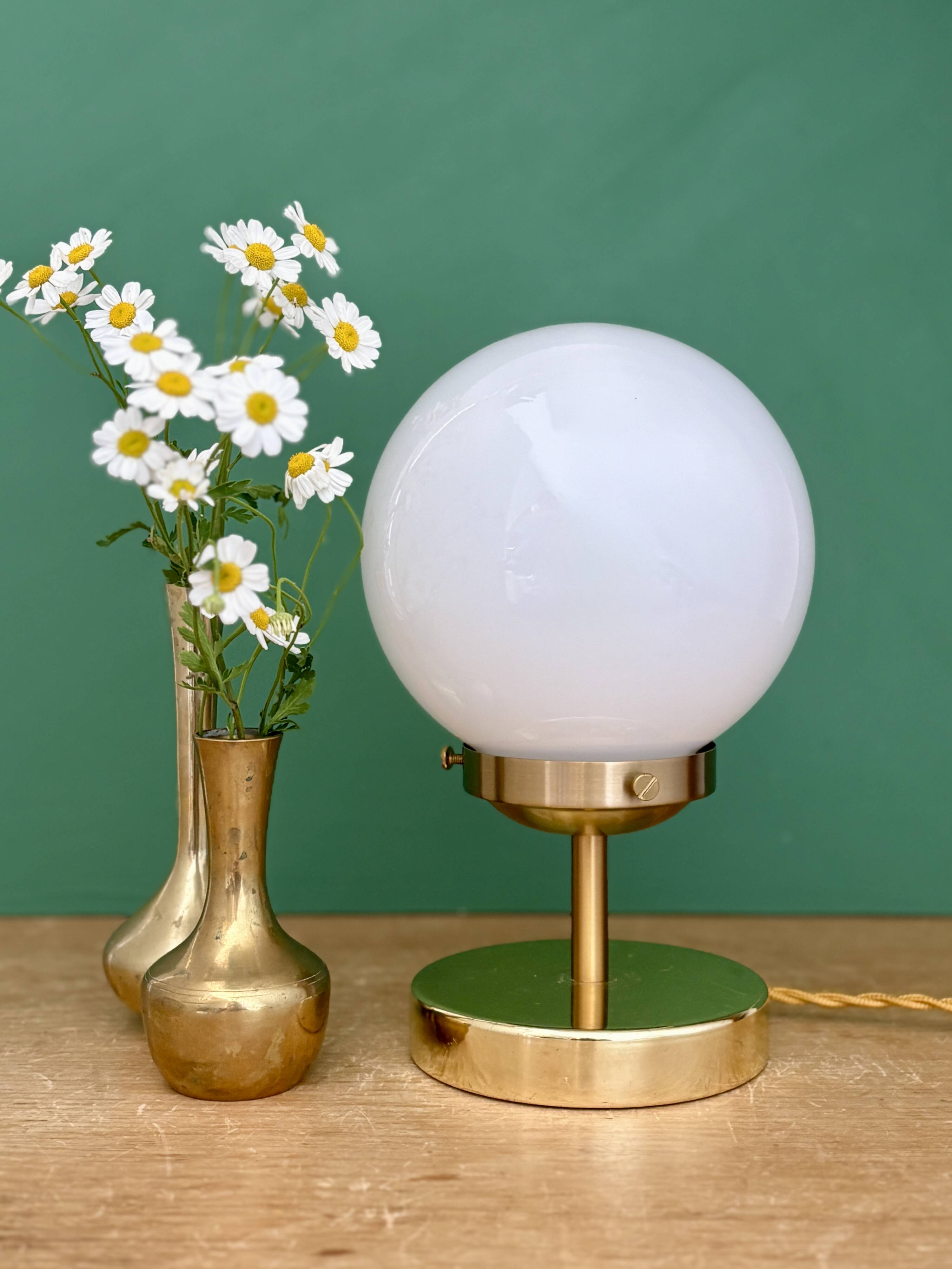 Vintage globe table lamp in white opaline.