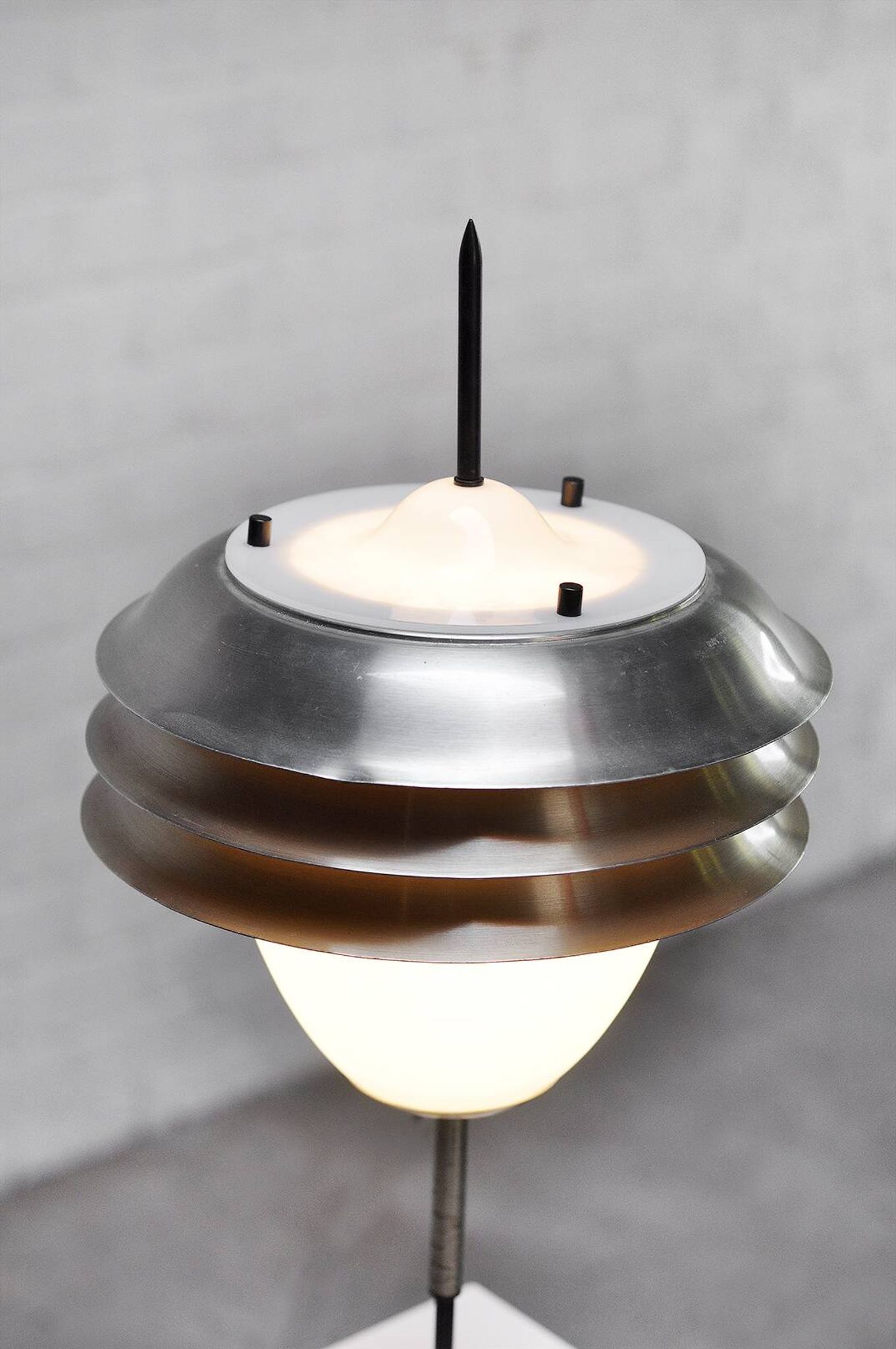 Lampe de table italienne en métal et verre opale, années 1960