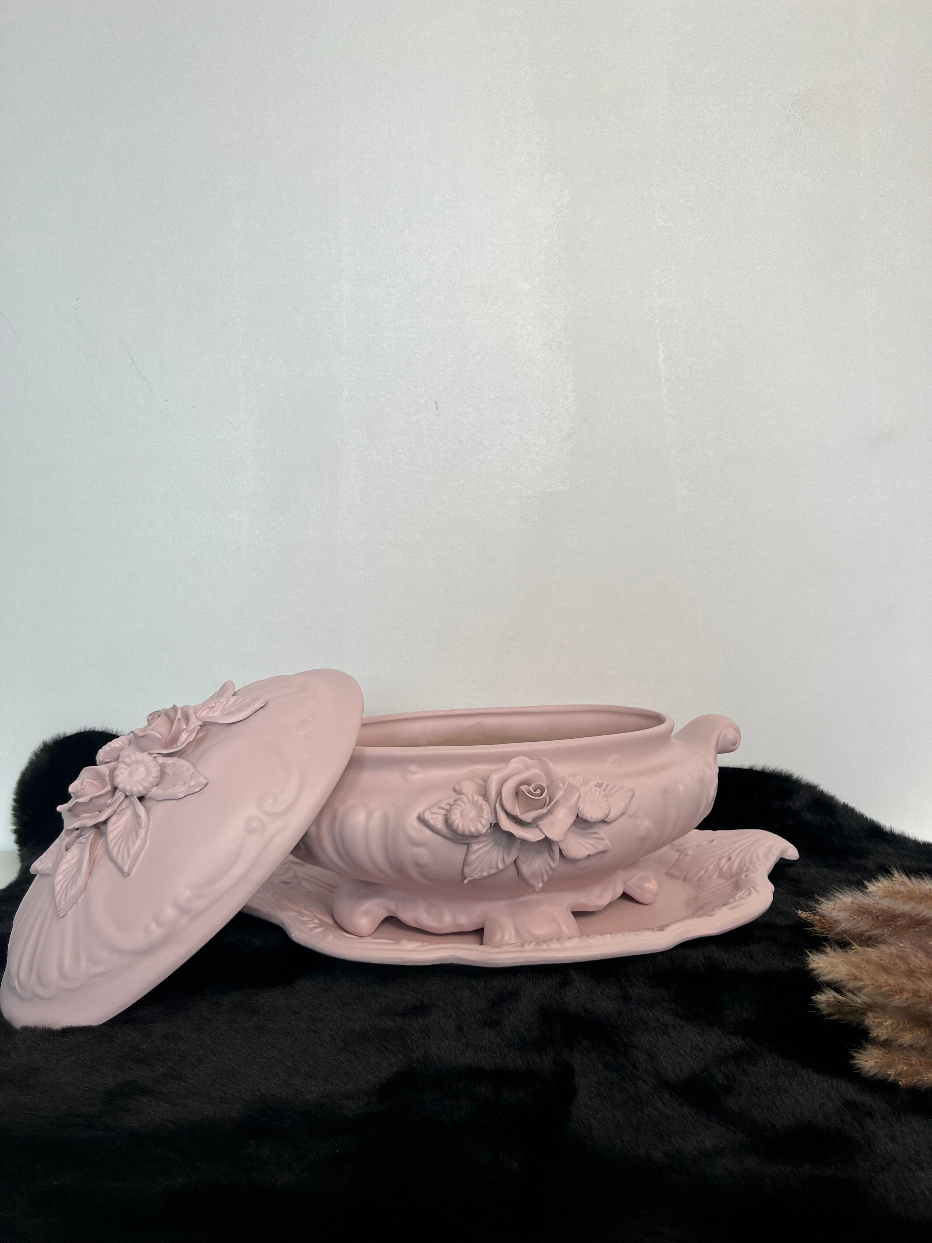 Soupière décorative en faïence relookée rose poudré