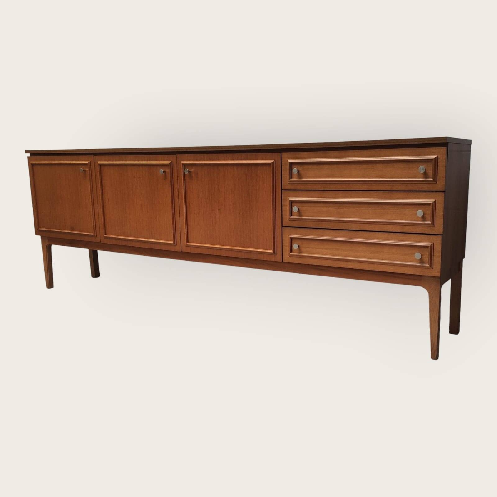 Buffet du milieu du siècle