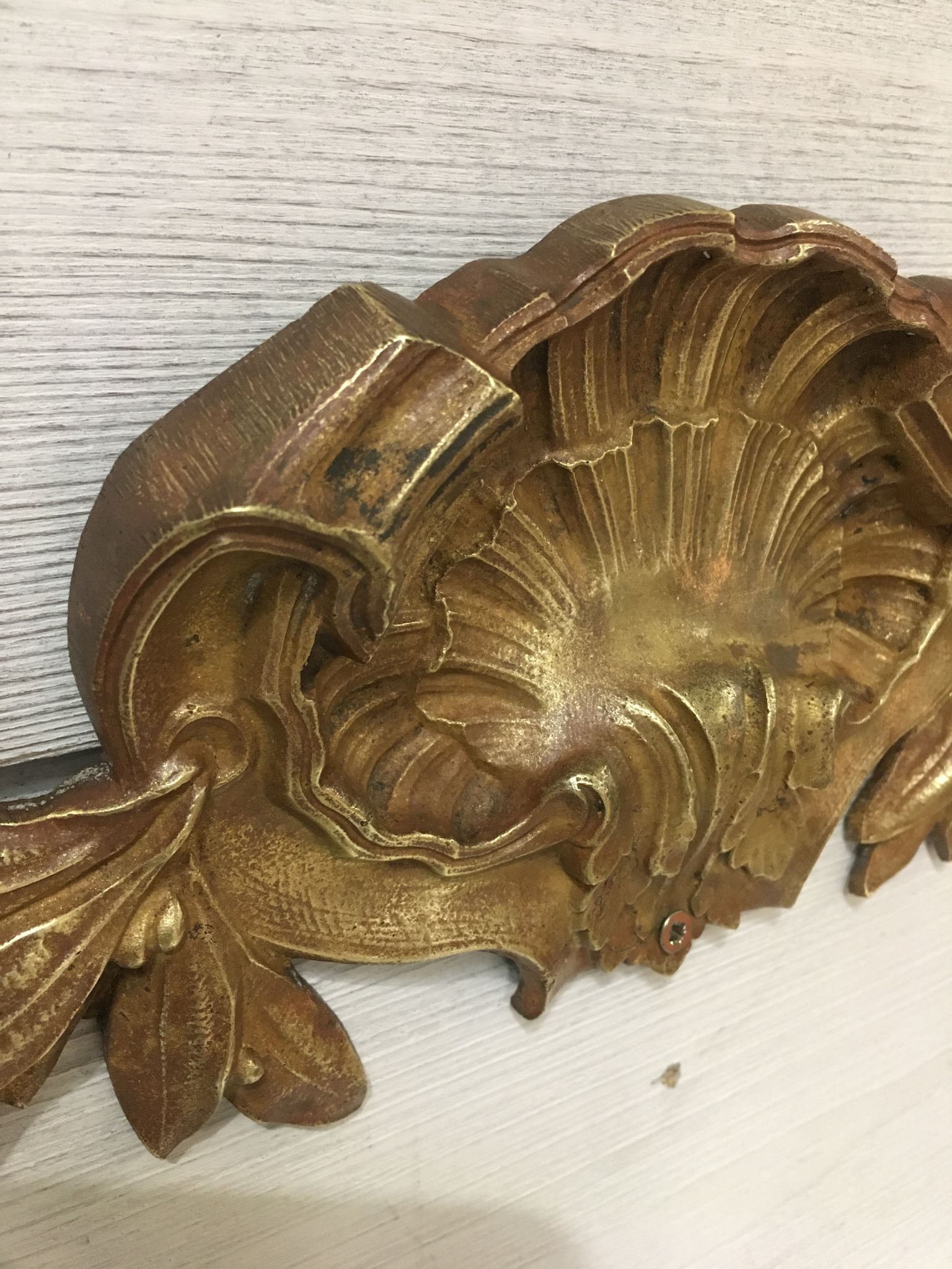 Fronton coquille en bronze