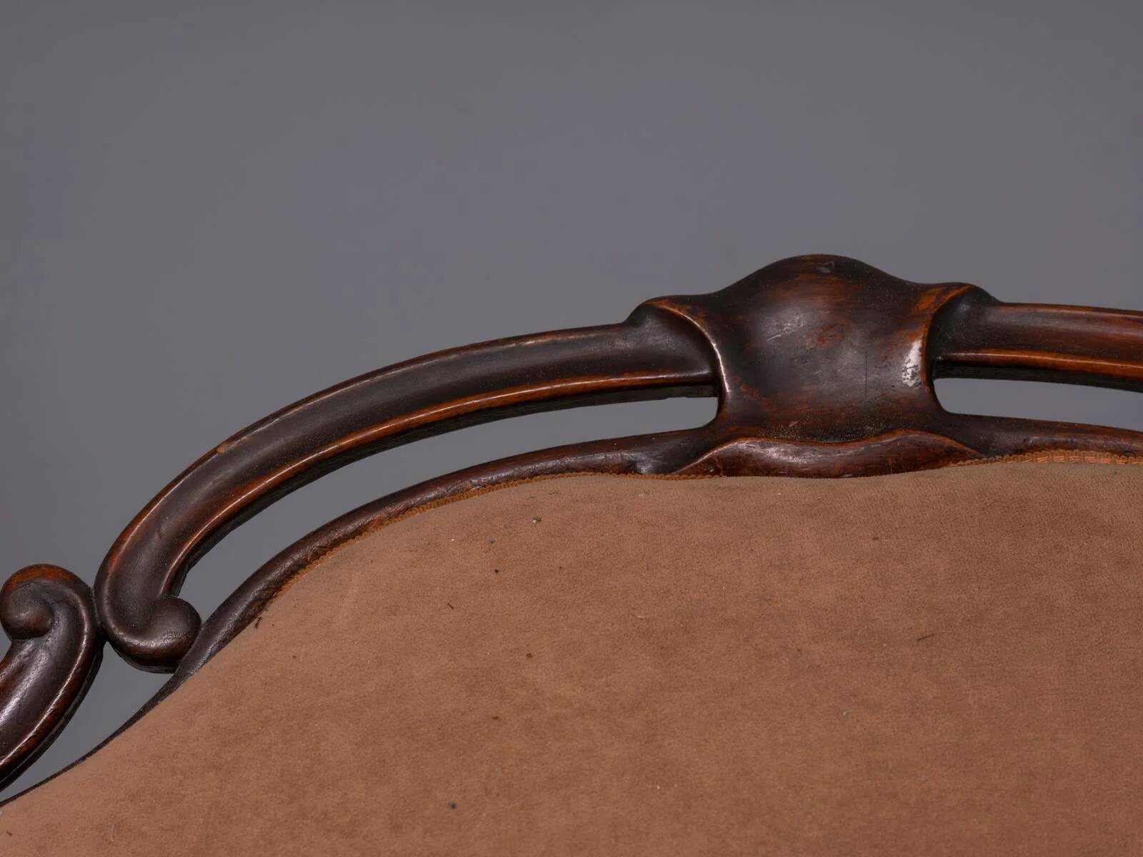 Sofa en bois vintage orné avec cadre décoratif sculpté et tapisserie marron, 175 × 114 × 80 cm