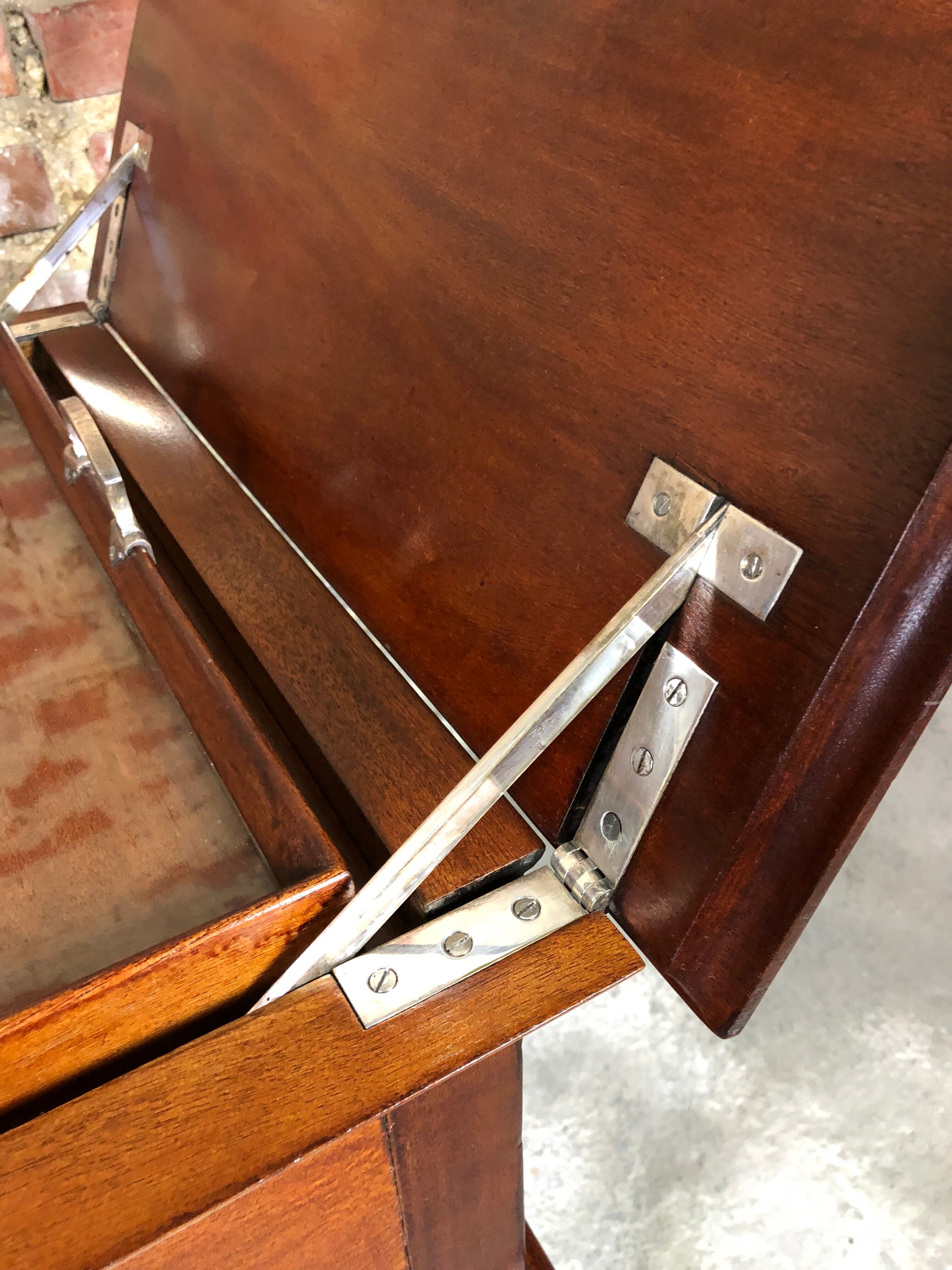 Table de bar anglais en acajou Mapple & Co