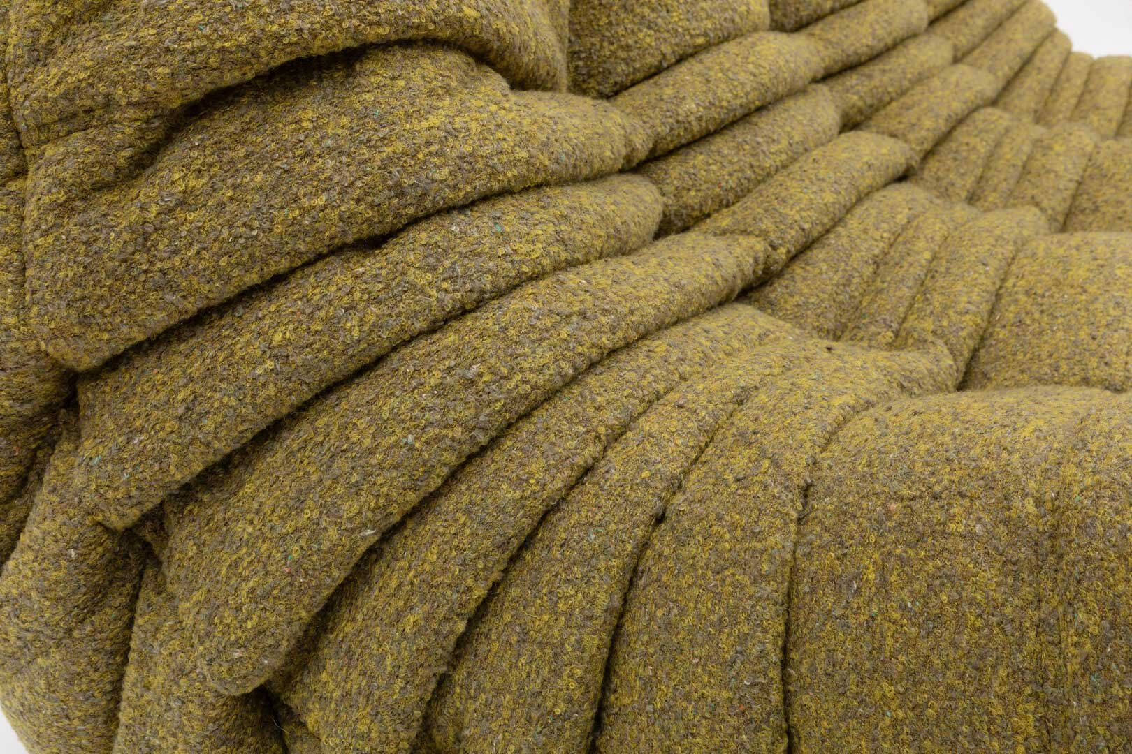 Canapé trois places Togo en bouclé olive par Michel Ducaroy pour Ligne Roset
