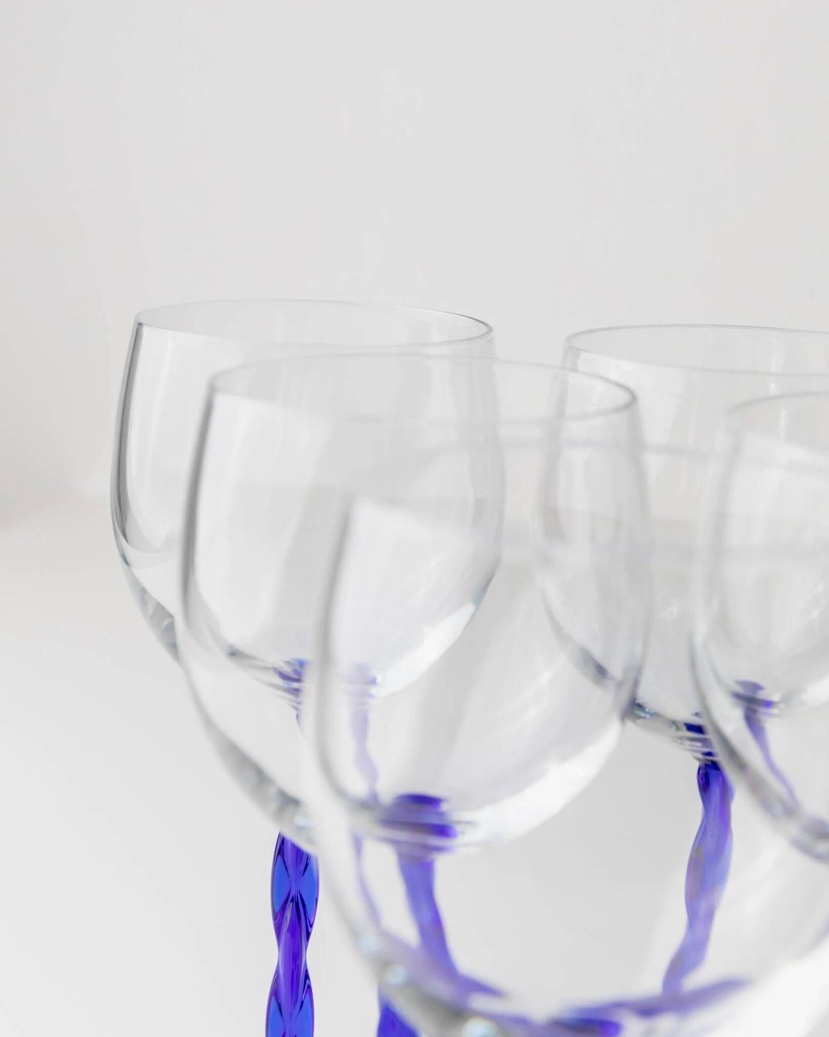 Six cobalt blue Murano glass wine glasses with twisted stems, 1970s Italy, elegant clear bowls