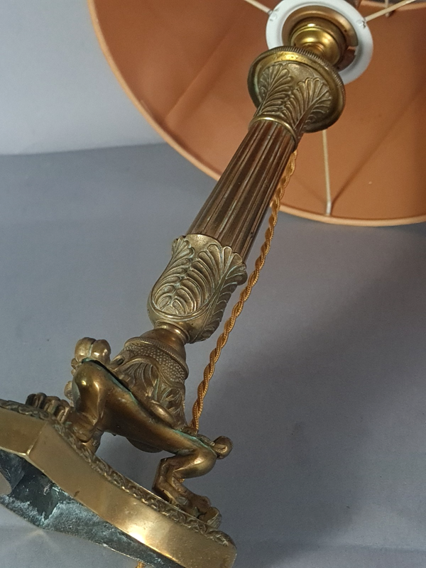 Ancien flambeau bronze laiton monté en lampe avec abat-jour, 44 cm C676