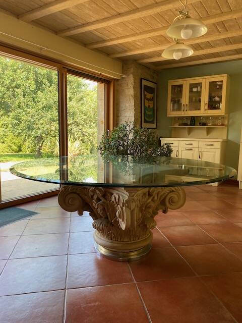 Table sur chapiteau corinthien