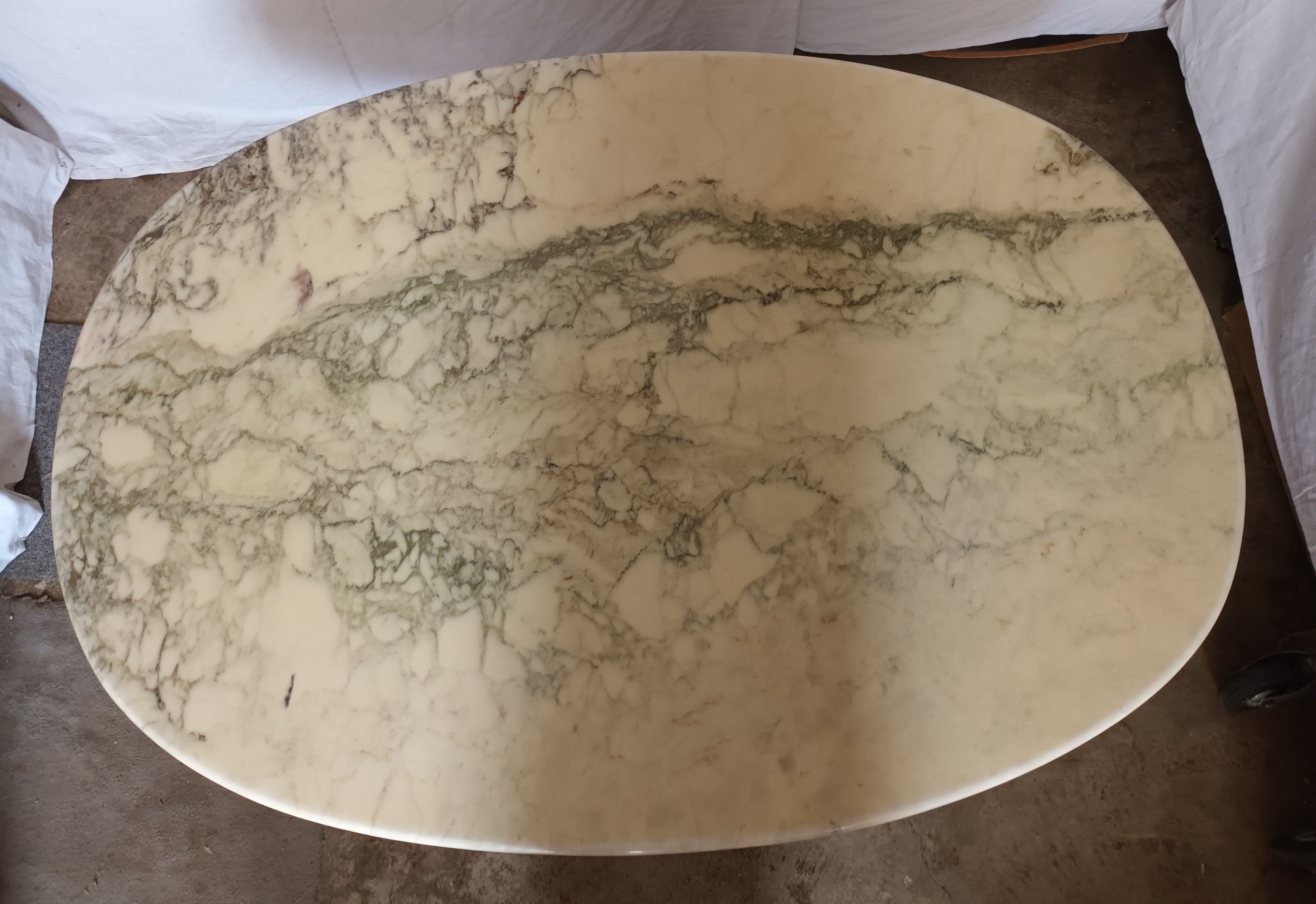 Table ovale dessus marbre pied tulipe des années 70