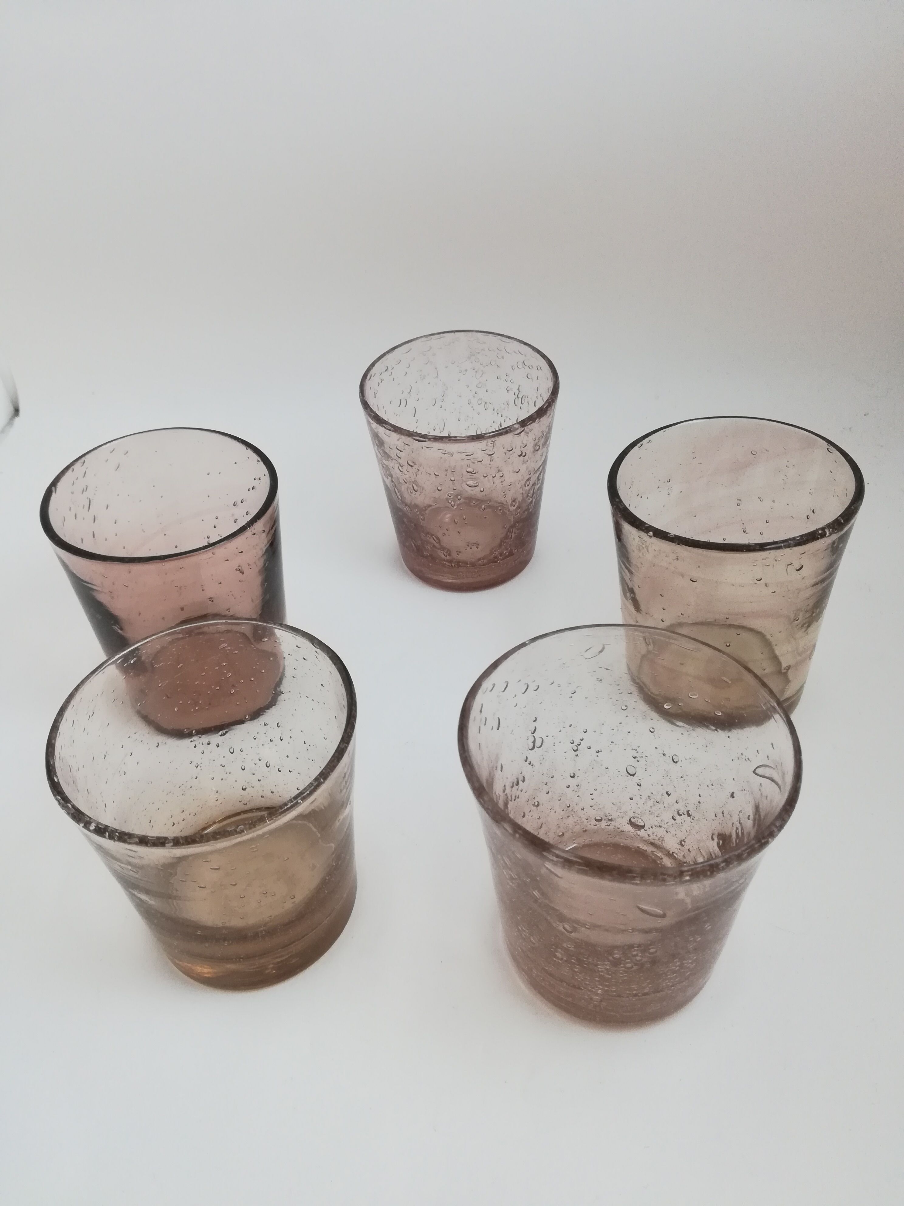 Lot de cinq verres en verre soufflé biot