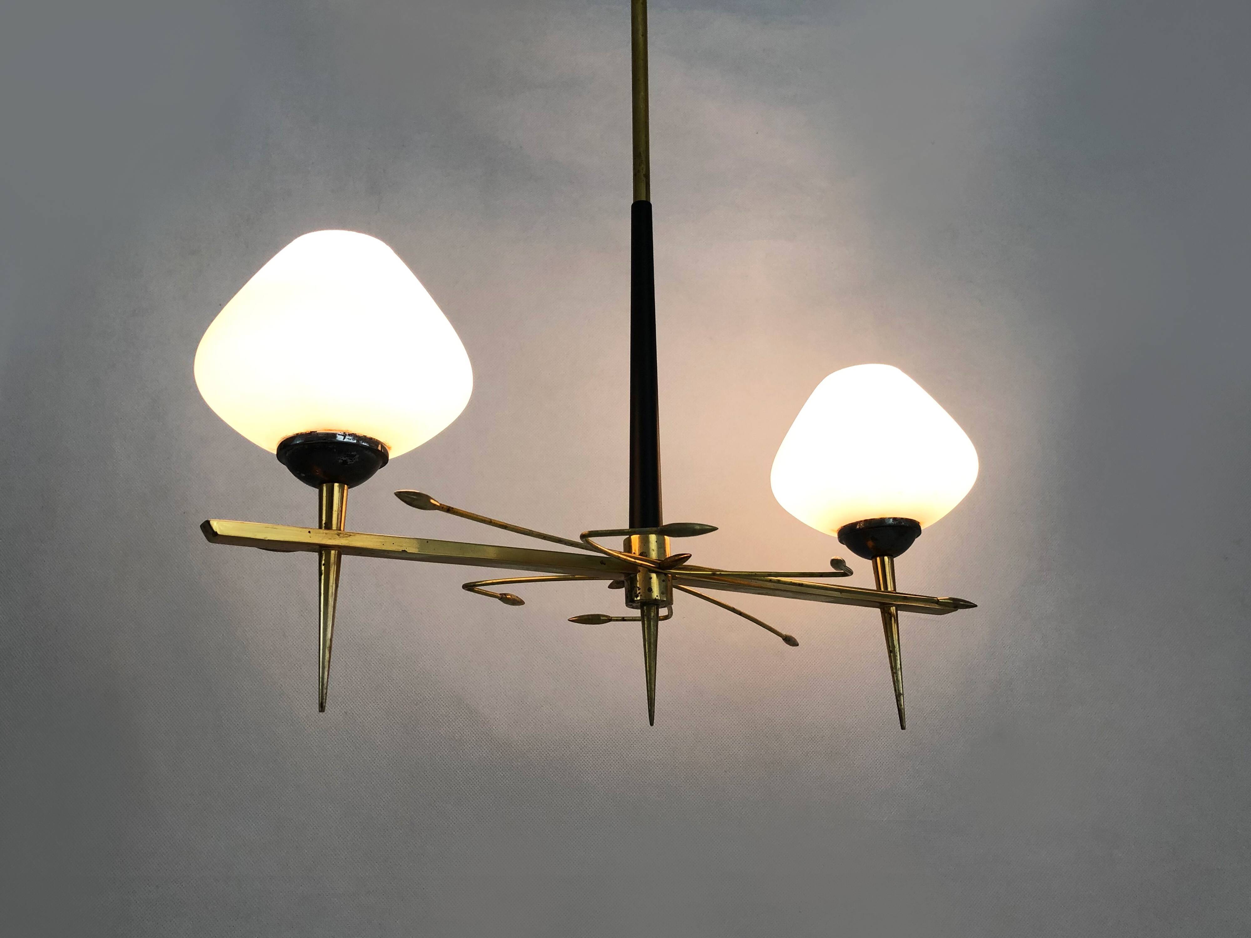 Vintage 2-spoke chandelier Moderniste Arlus from the 1950s. Black metal, brass, opaline