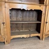 Very important Franc Comtois buffet from the 18th century in honey-colored fir circa 1750