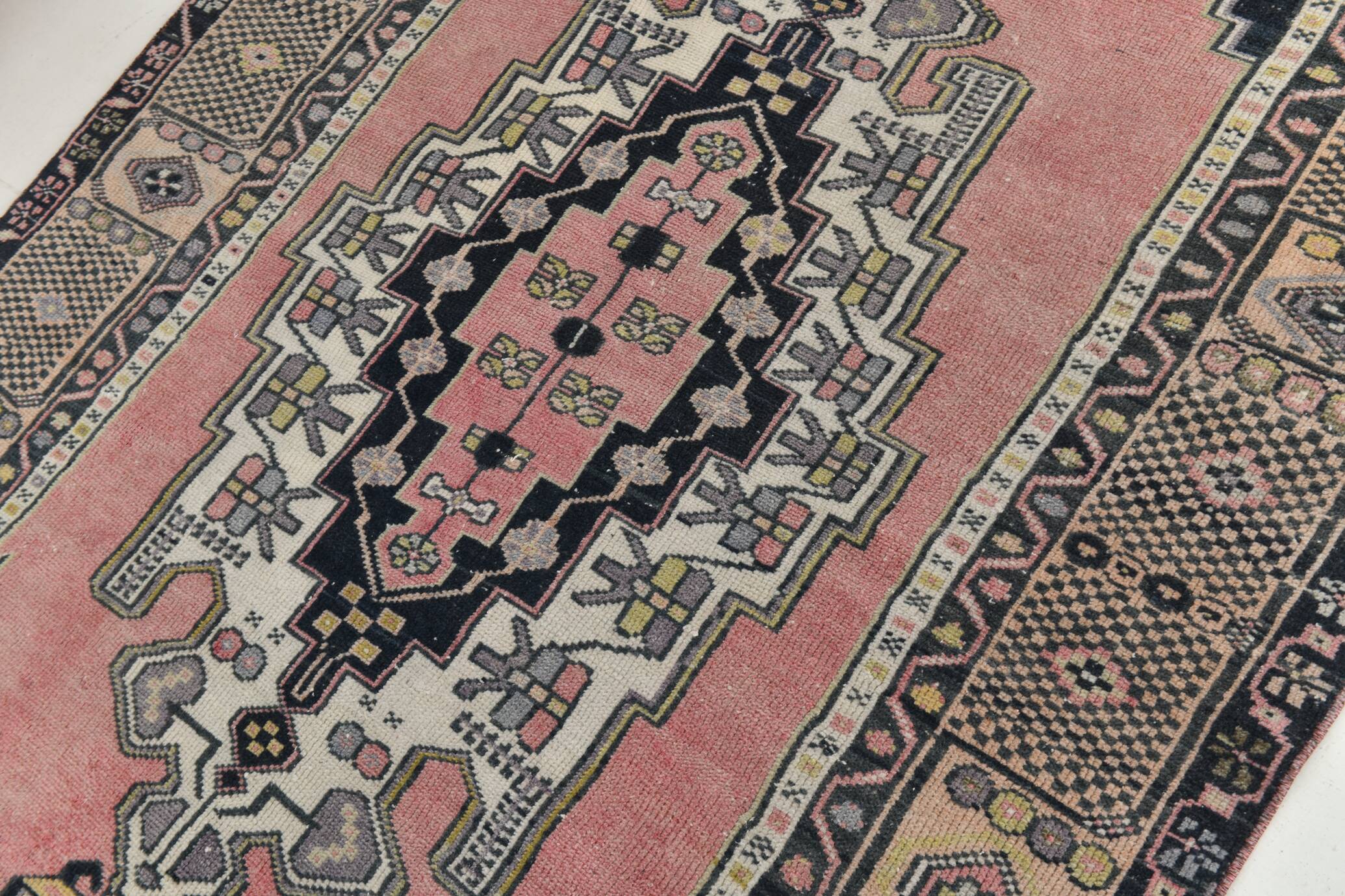 Tapis vintage oriental fait main rose et crème 4x7, 130x225 cm