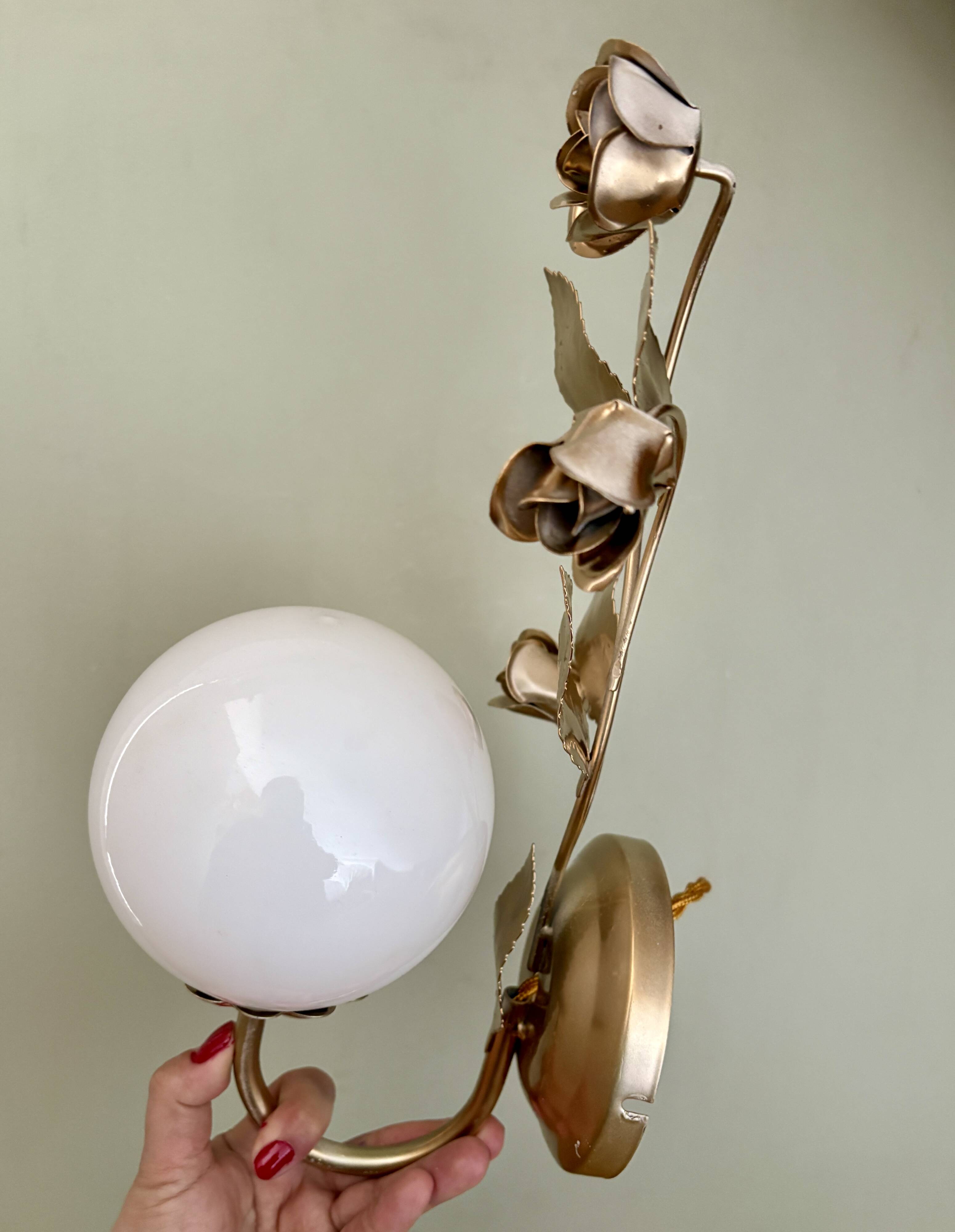 Vintage wall lamp in gold metal and white opaline