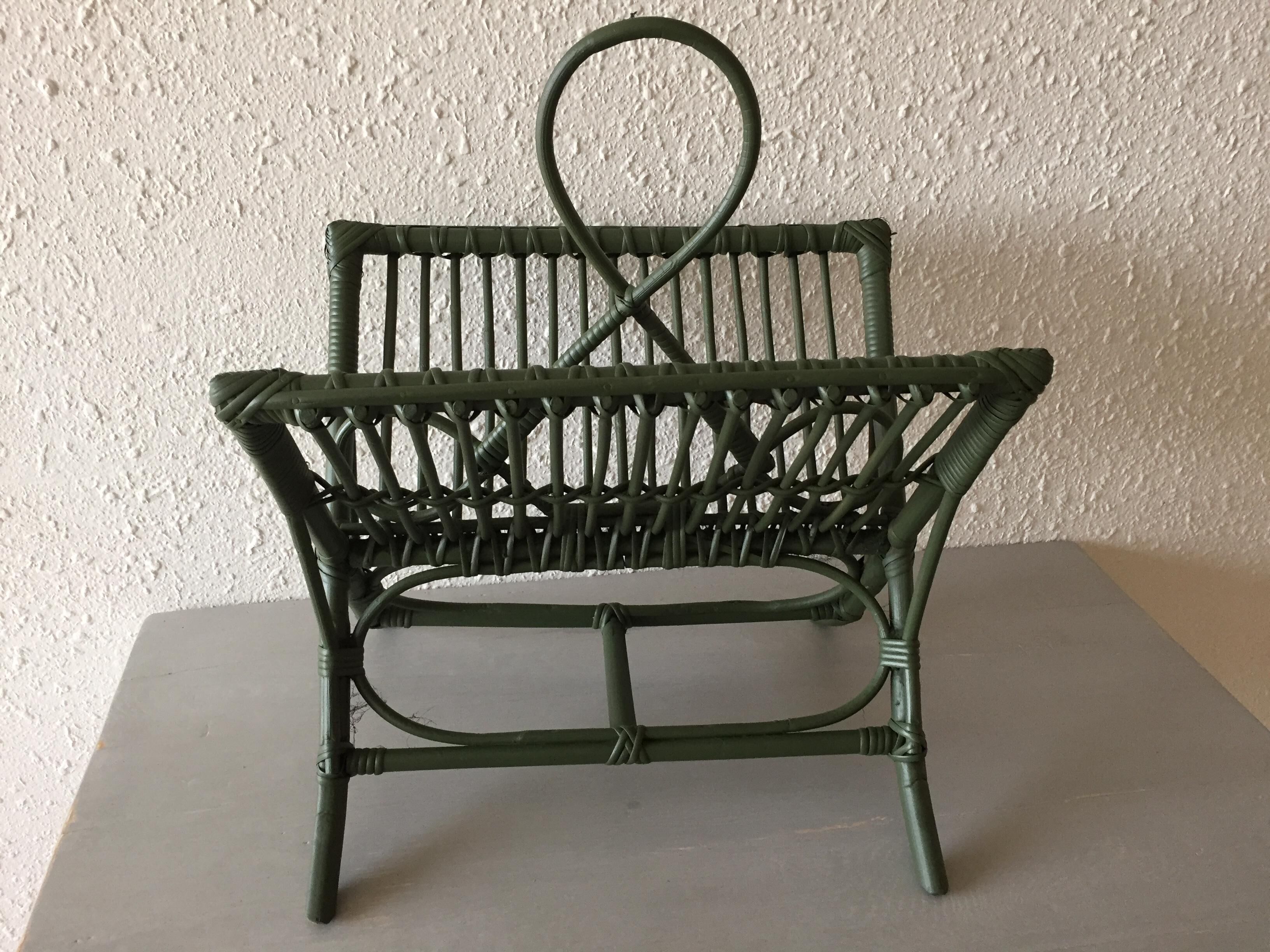 Magazines door vintage rattan green camouflage