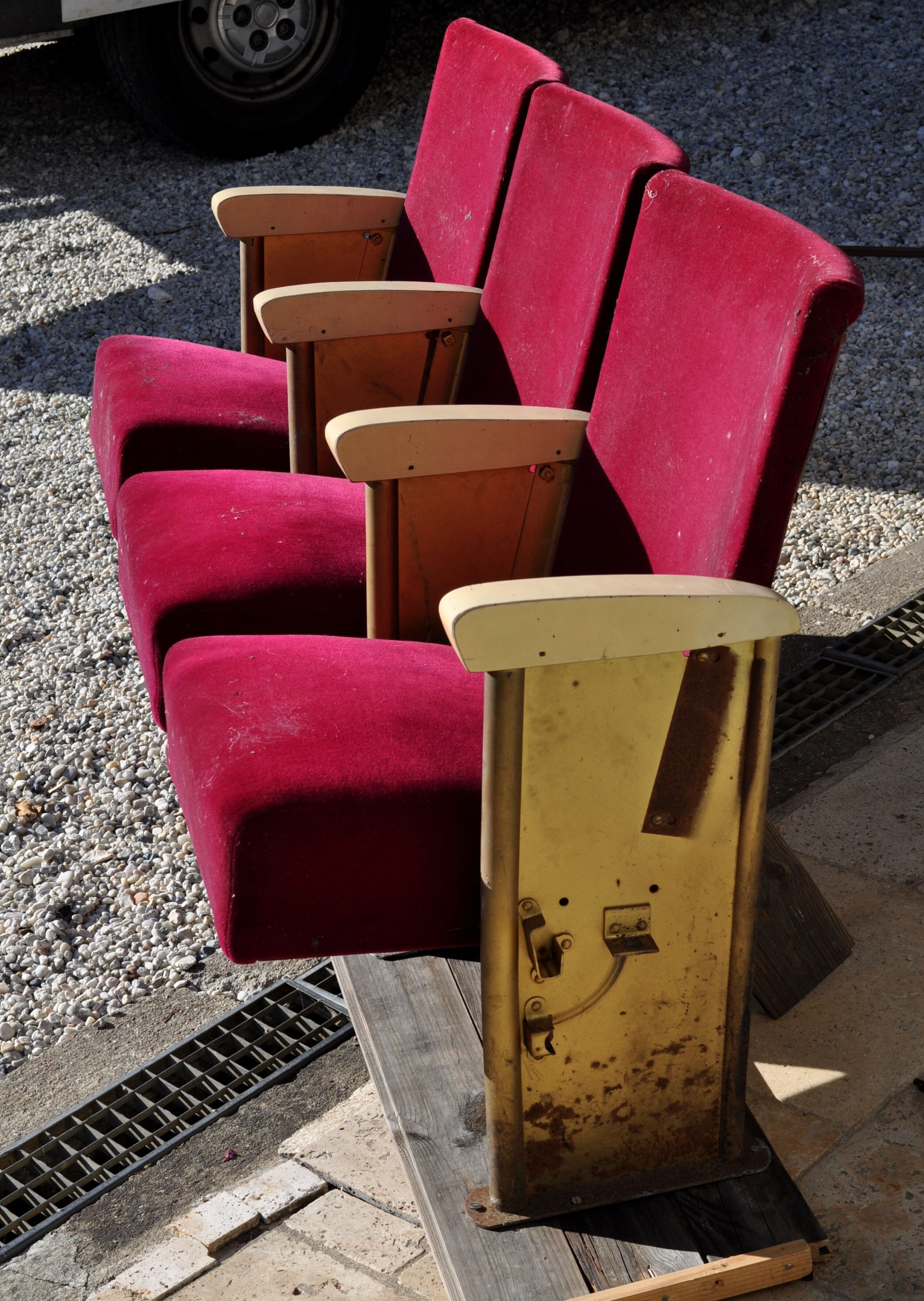 Cinema 3 seated bench Grenat 50s