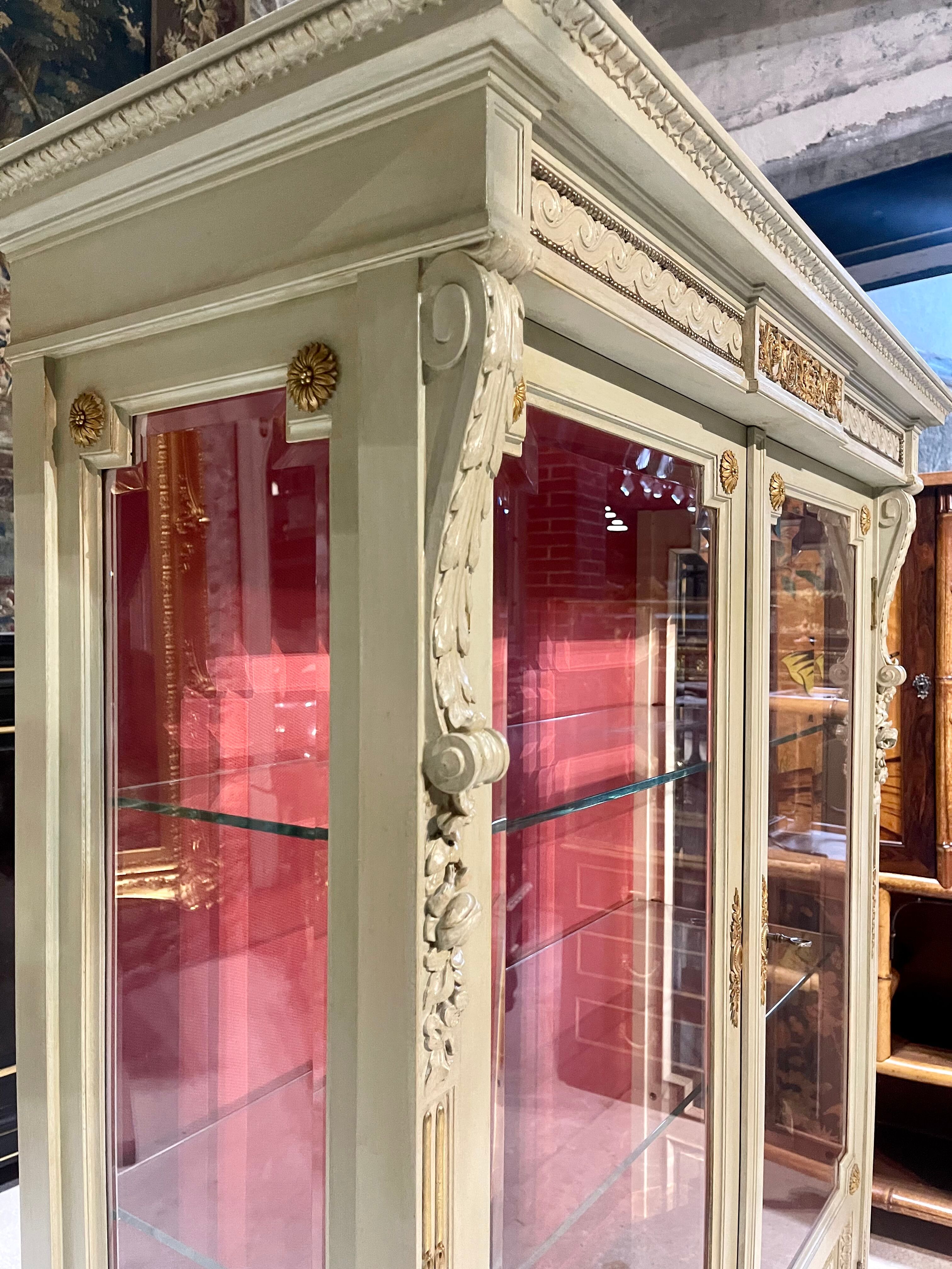 Vitrine de style louis xvi en bois rechampie et bronzes dorés d’époque napoléon iii