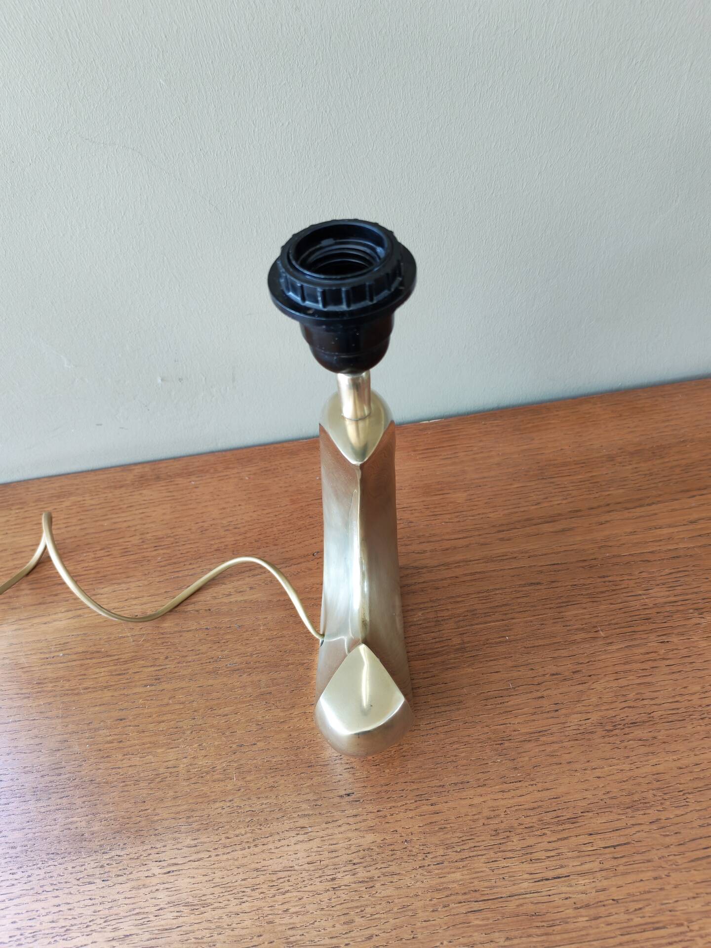Pied de lampe desing vintage en laiton forme vague