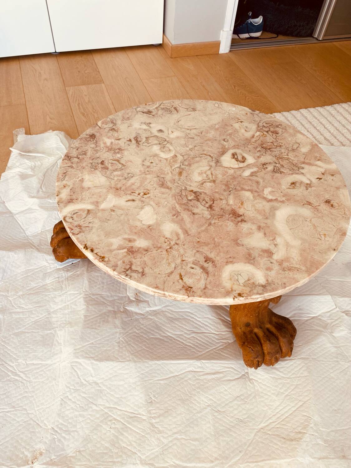 Table basse marbre pieds sculptés anciens