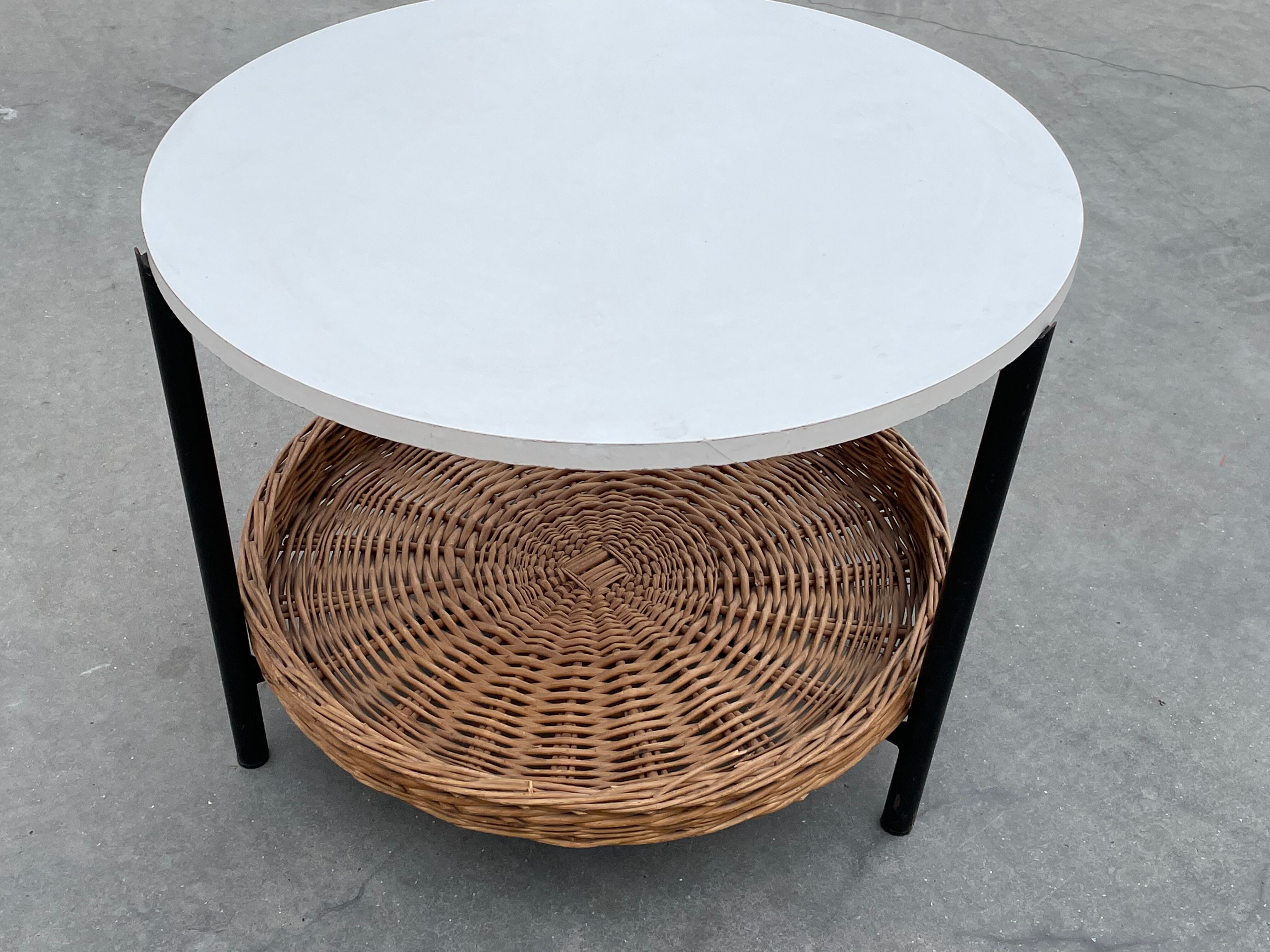 Modèle compact de table basse vintage avec panier de magazine