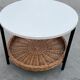 Modèle compact de table basse vintage avec panier de magazine