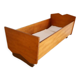 Lit de poupée en bois