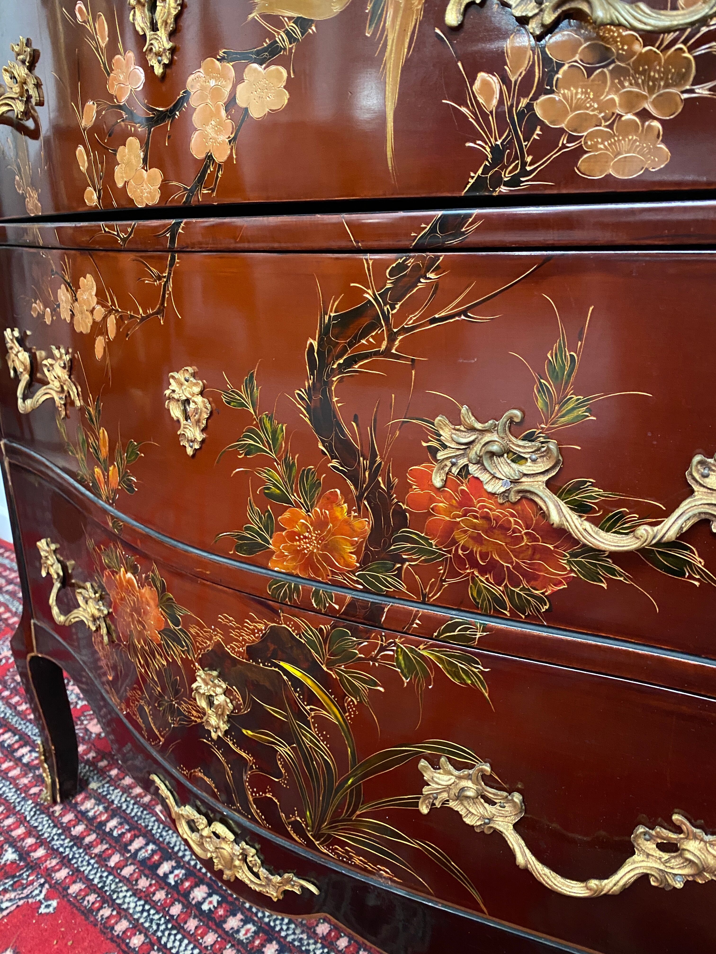 Commode galbée