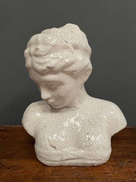Sculpture en terre cuite émaillage blanc craquelé sujet féminin XXe