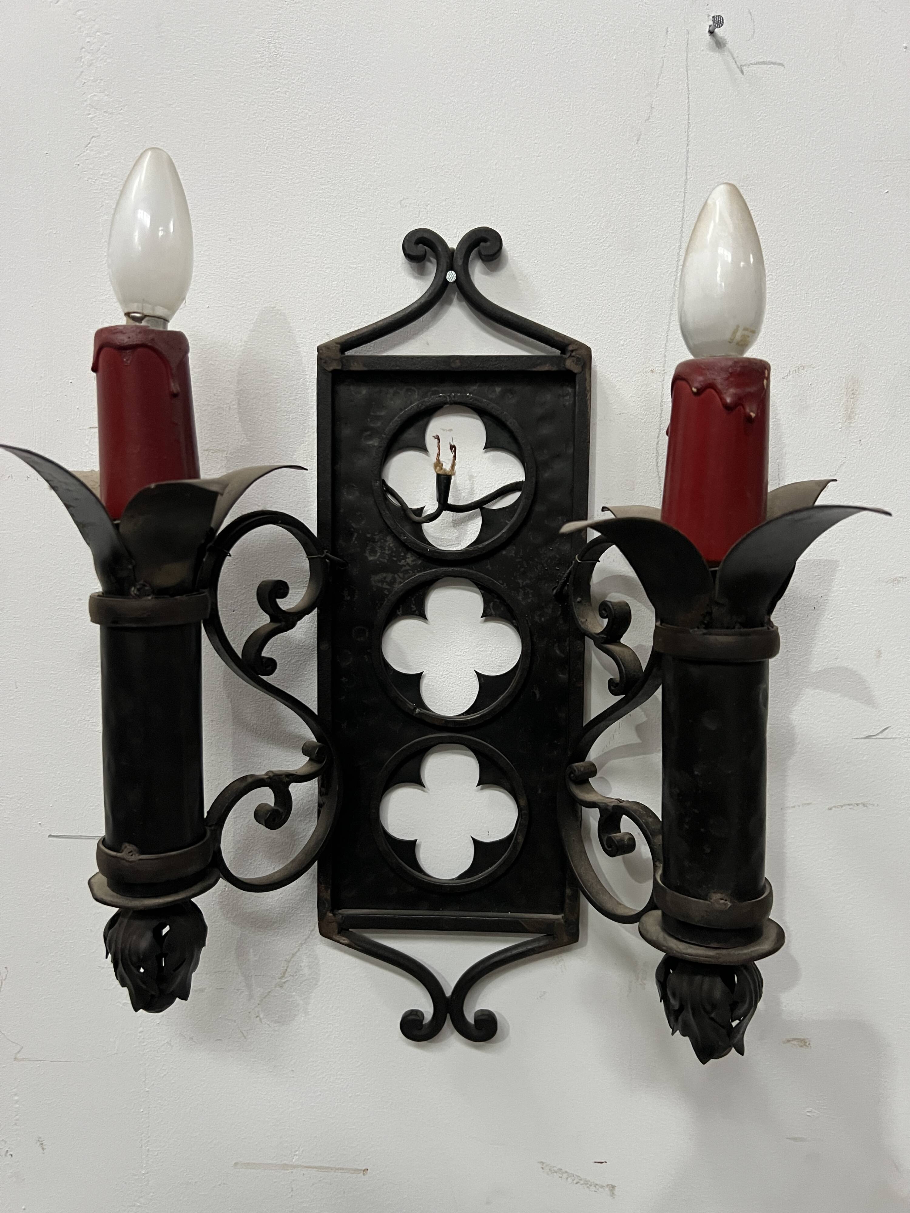 Suite de trois appliques de style renaissance en fer forgé XX siècle