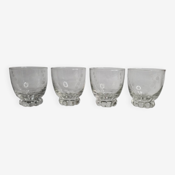 Set of four Art Deco style engraved crystal glasses on spherical feet