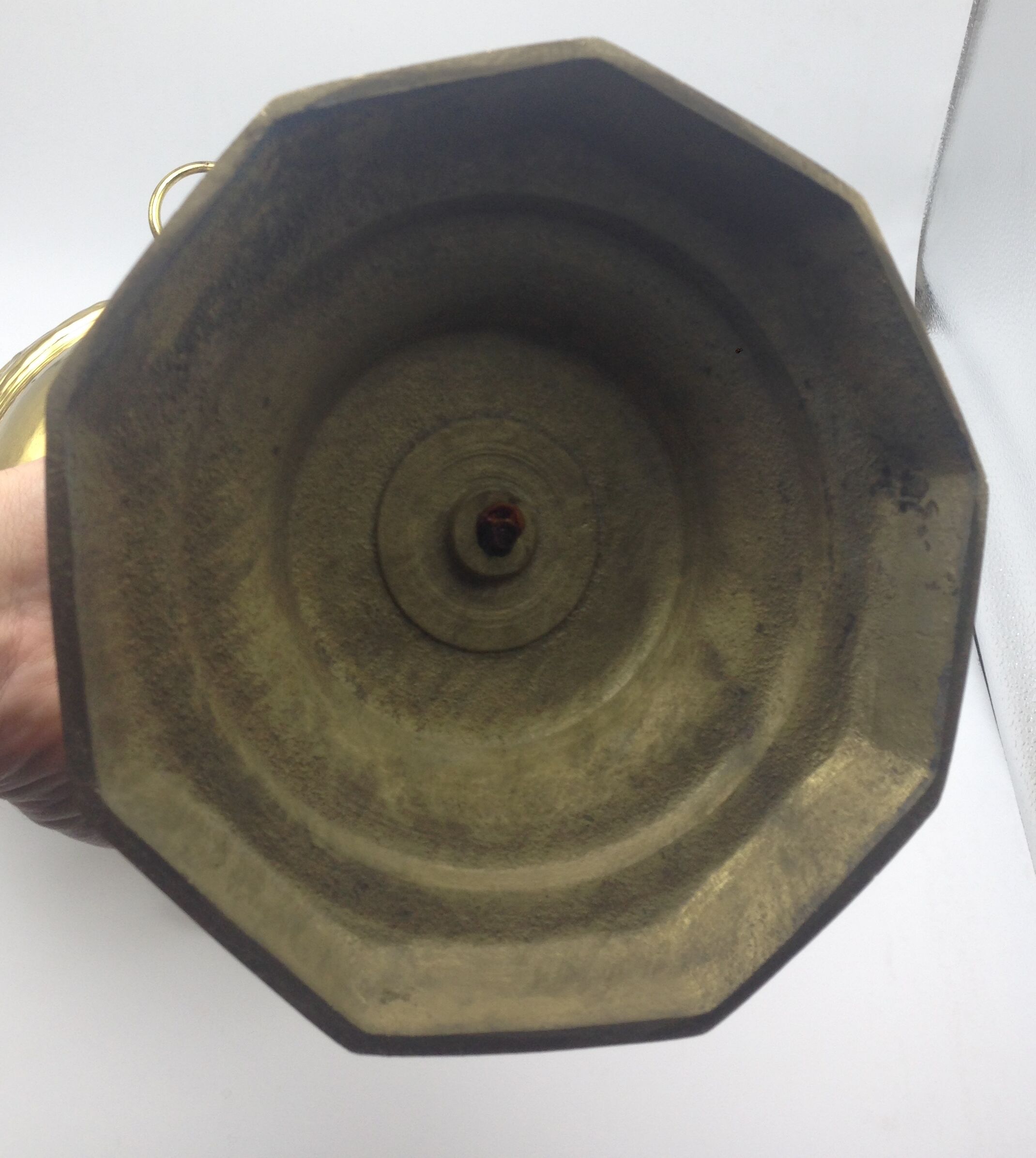 Old planter on foot in hammered brass pushed back height 44 cm