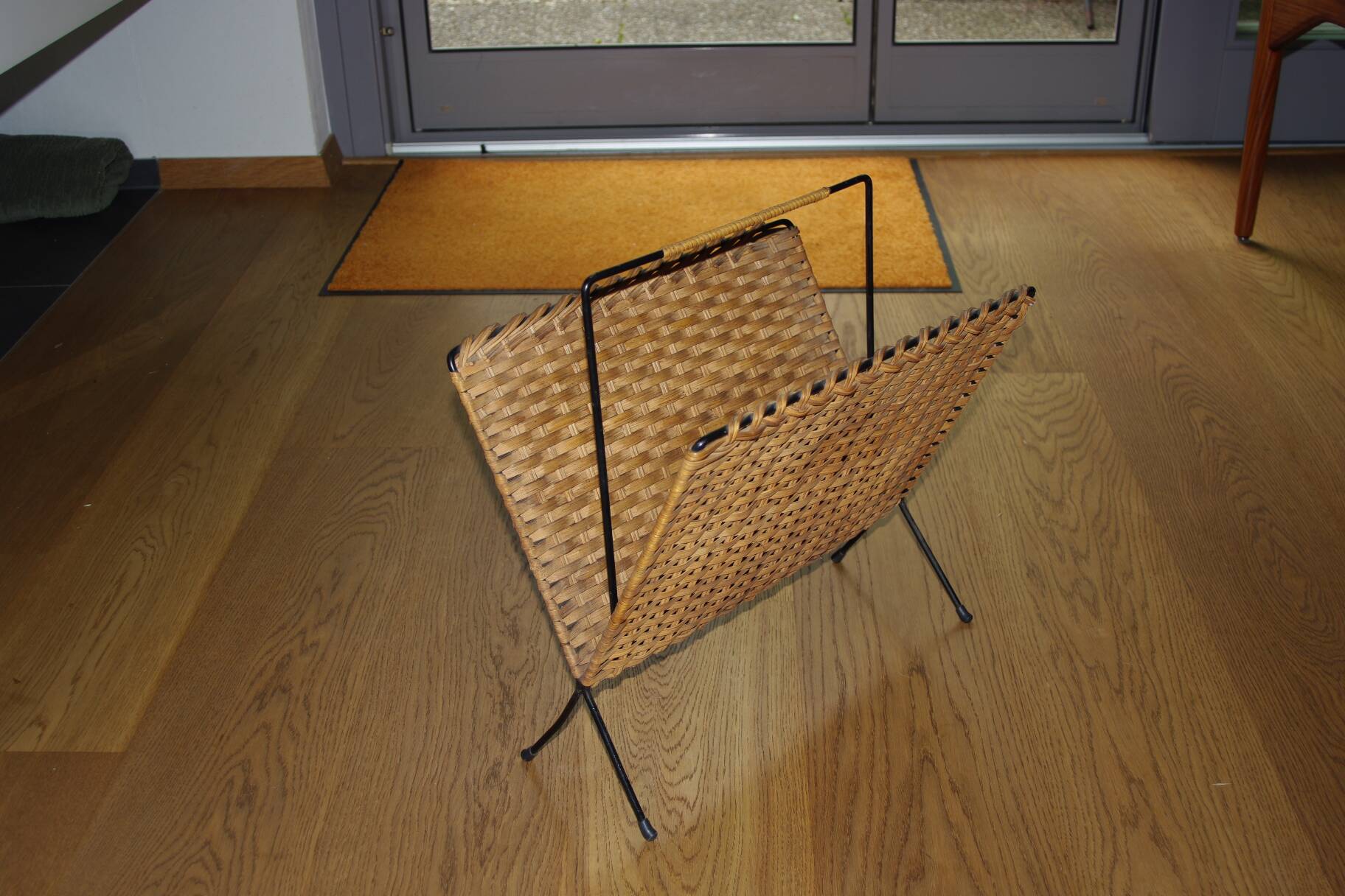 Vintage magazine rack in wrought iron and woven wicker 196