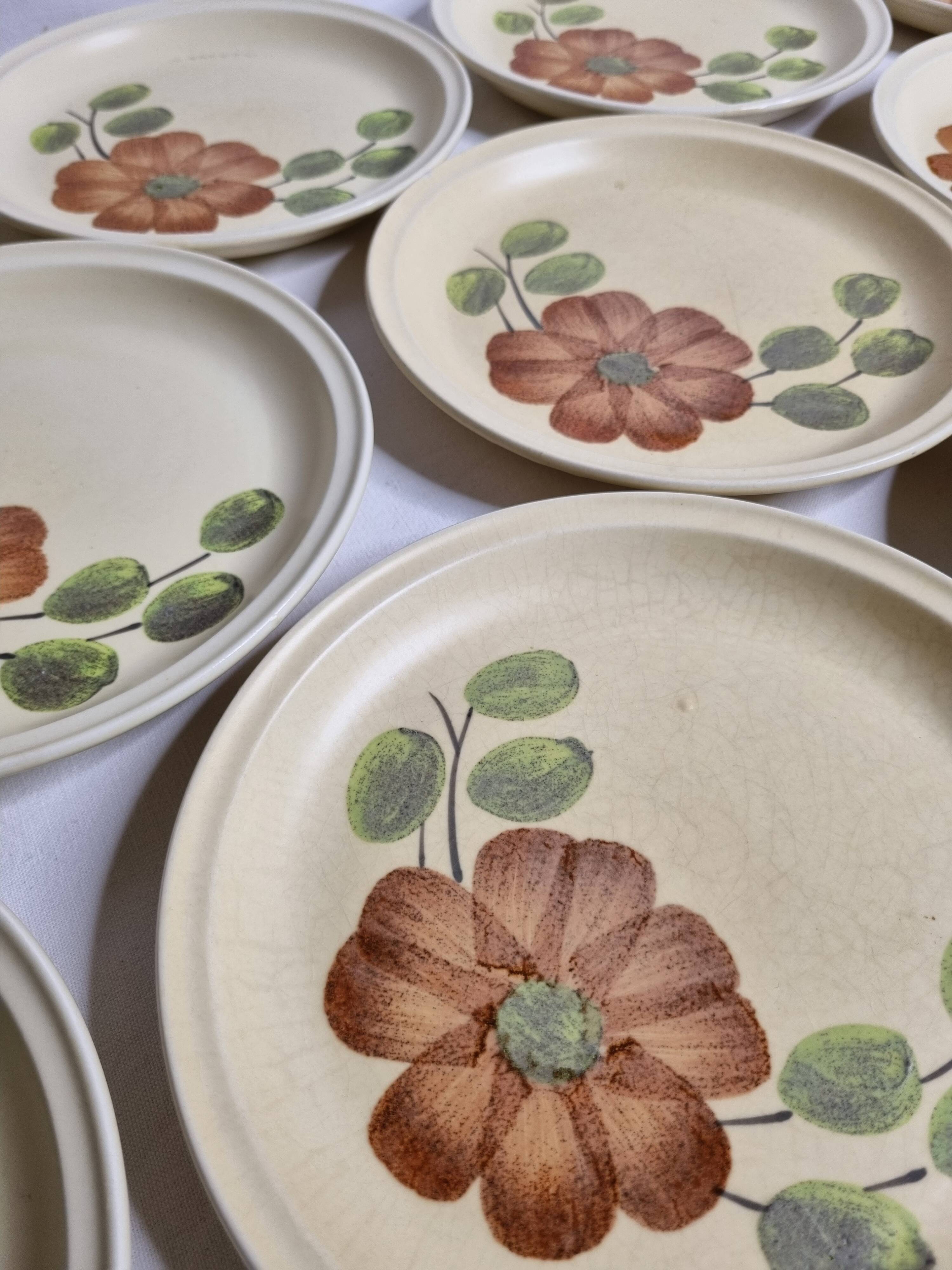 Set of 12 dessert plates decorated with flowers, Revernay art workshop, 20 cm
