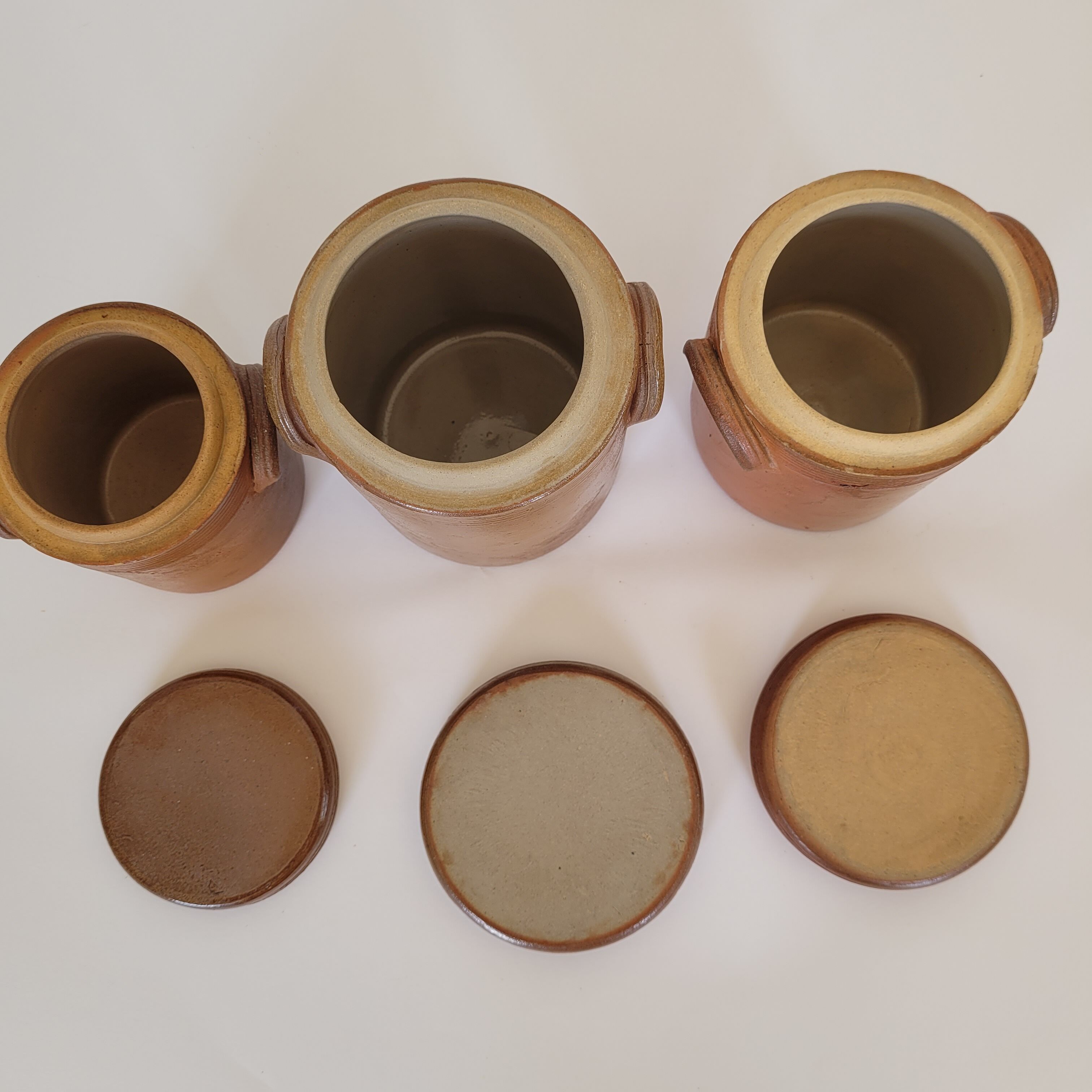 Set of 3 pots with sandstone lids